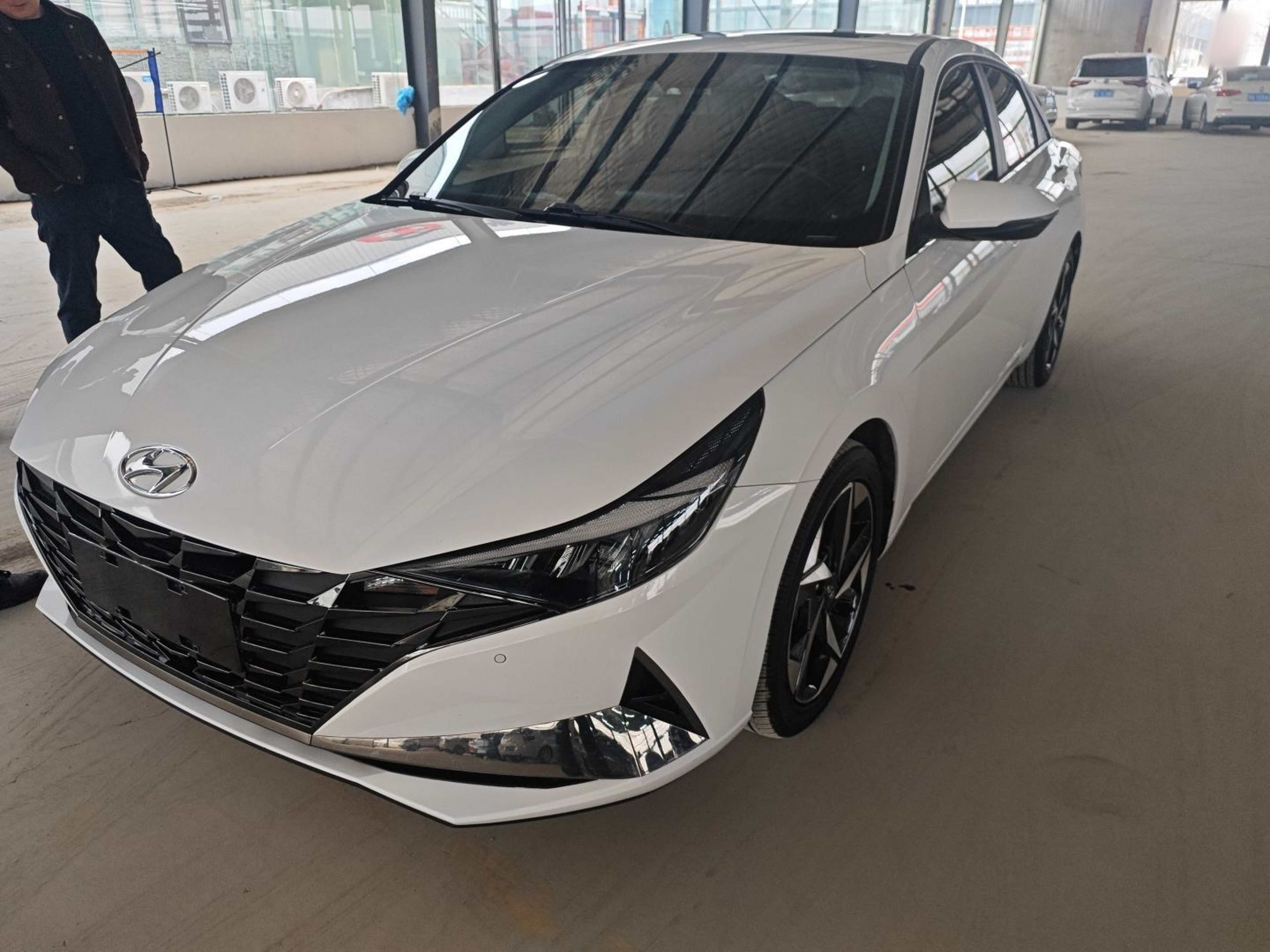 تحت مقدمة السيارة