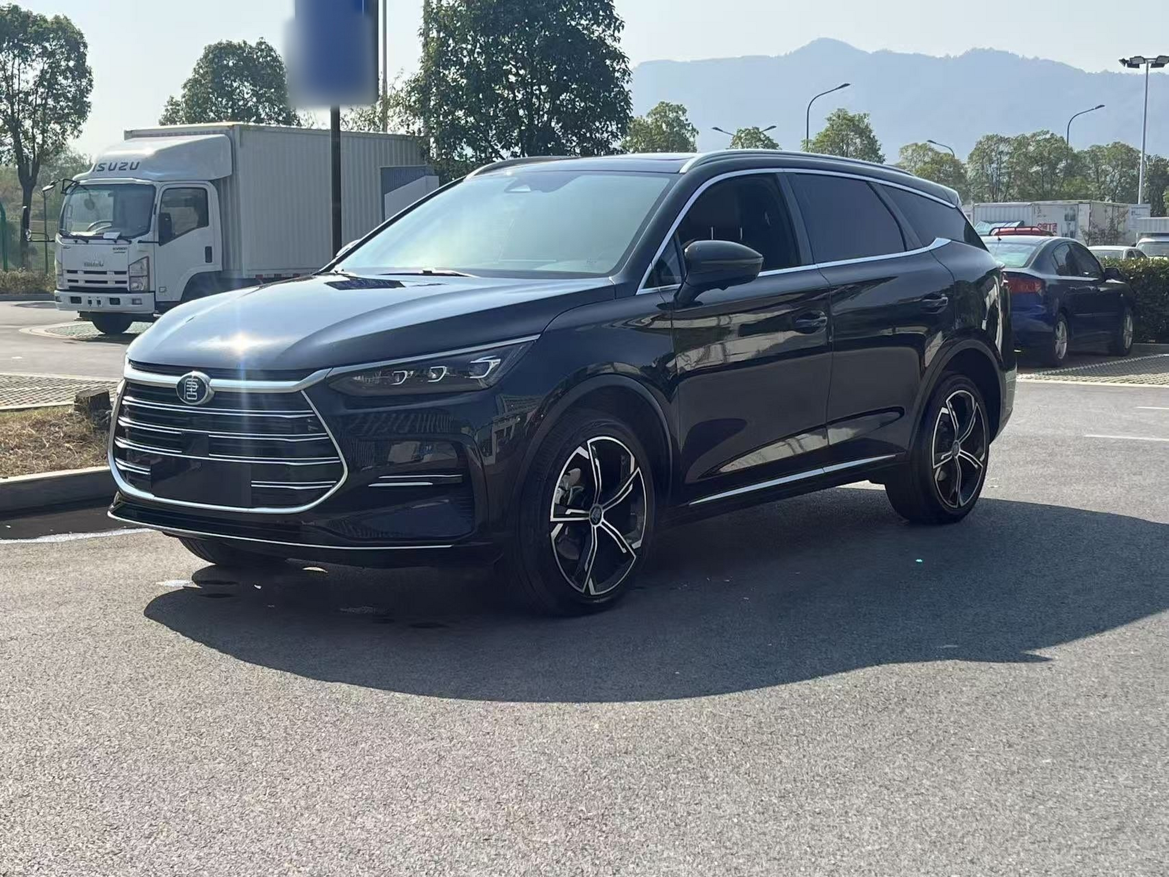 Под передней частью автомобиля