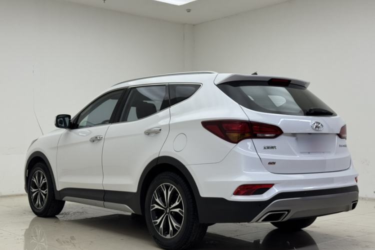 Used Hyundai Santa Fe 2017 2.4L Automatic Two-Wheel Drive Smart Version 5 Seats
