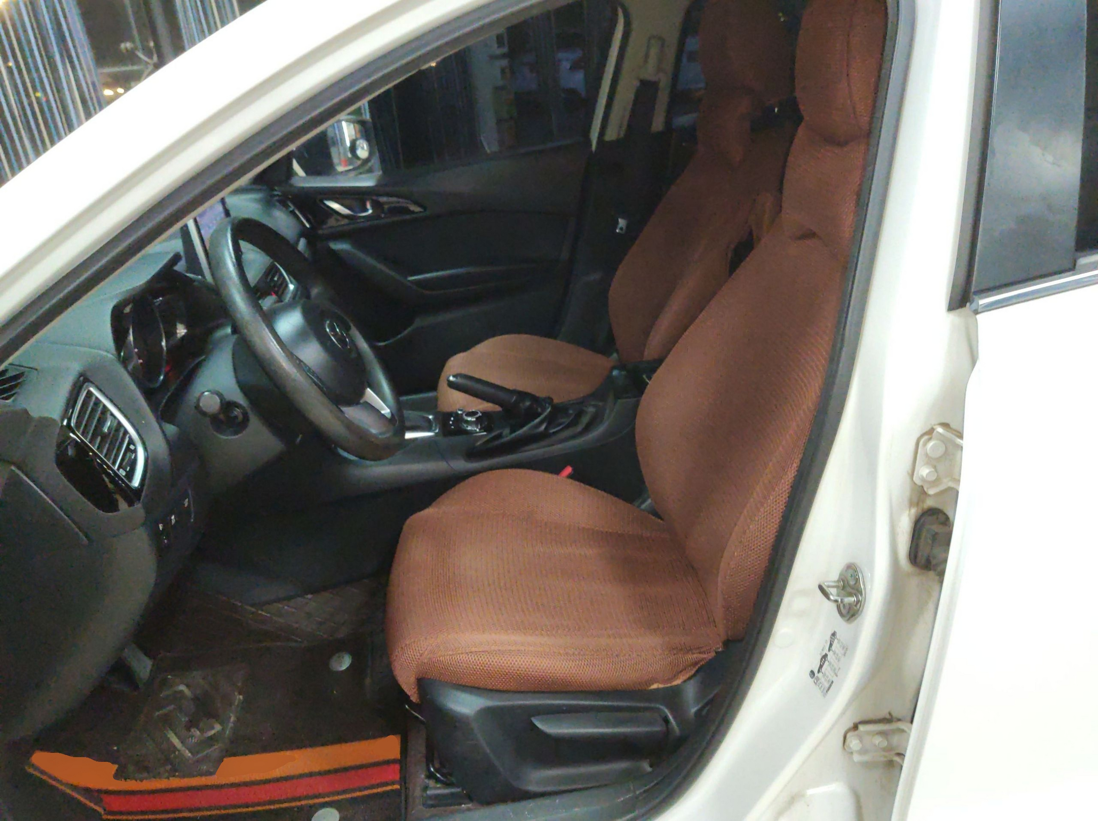 Переднее сиденье в автомобиле