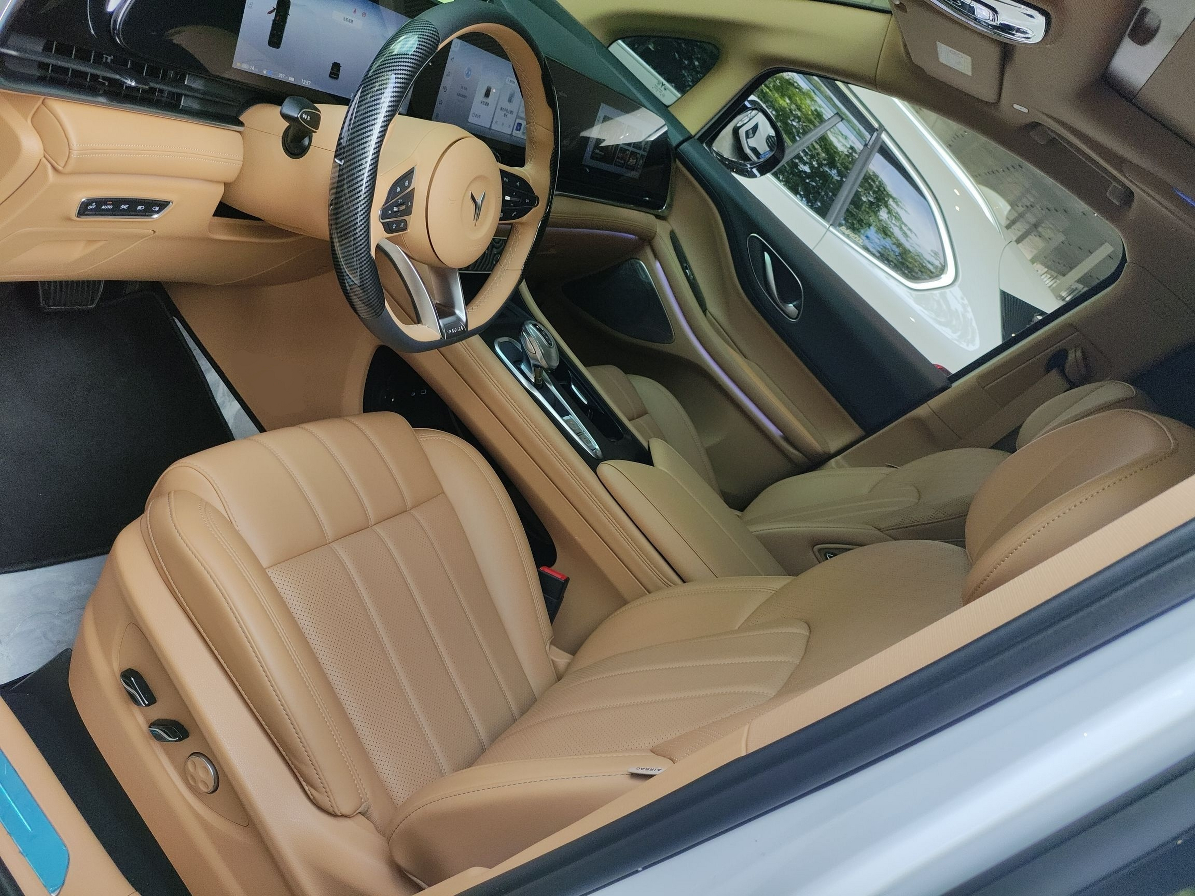 المقاعد الأمامية داخل السيارة