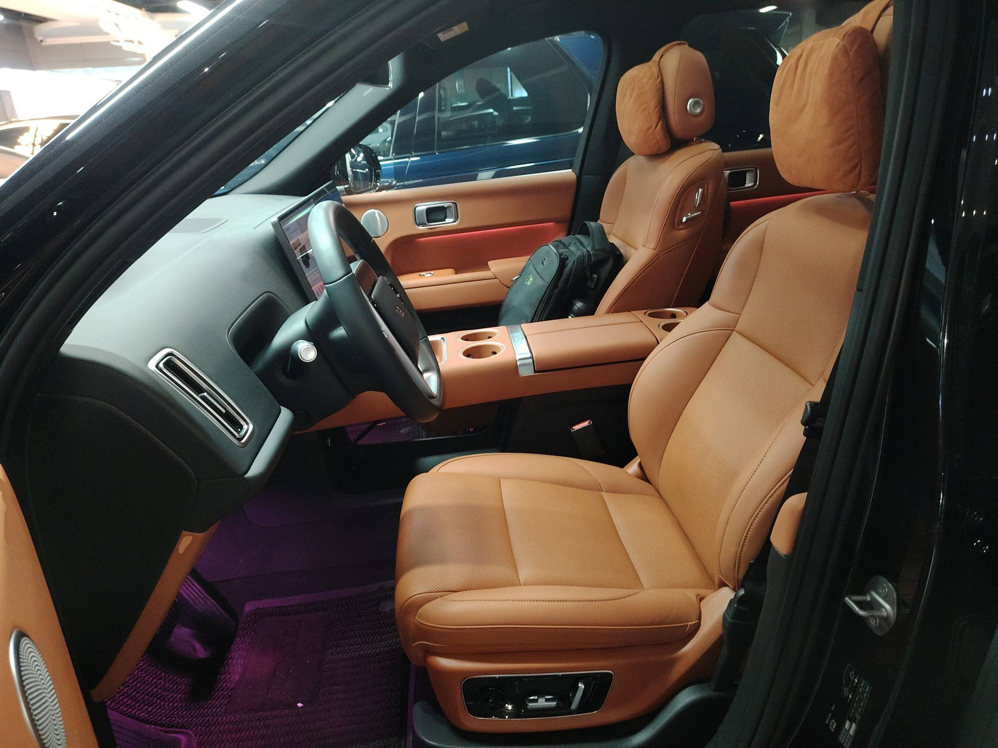 المقاعد الأمامية داخل السيارة