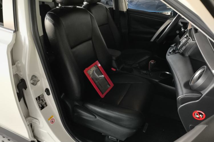 Used Toyota RAV4 2016 2.0L CVT Two-Wheel Drive Fashion Edition China V Standard
