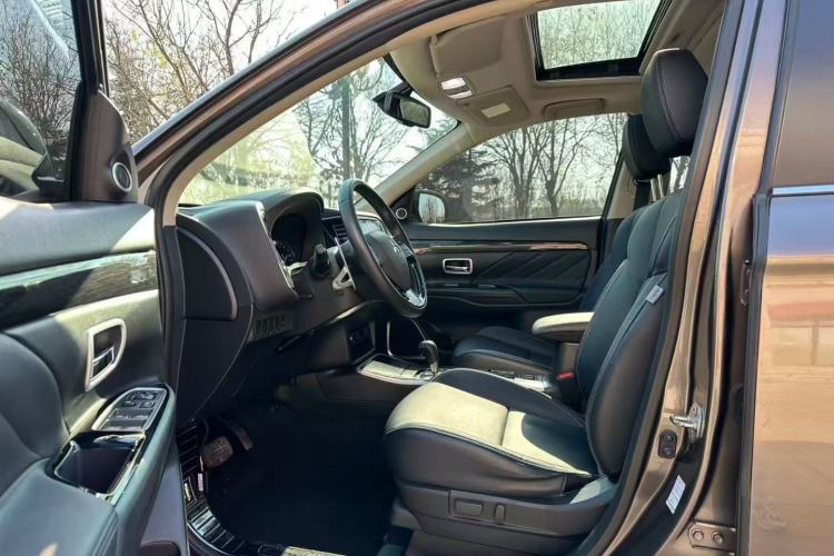 Used Mitsubishi Outlander 2019 2.4L 4x4 Zhi Xiang Edition 7 Seats China VI Standard
