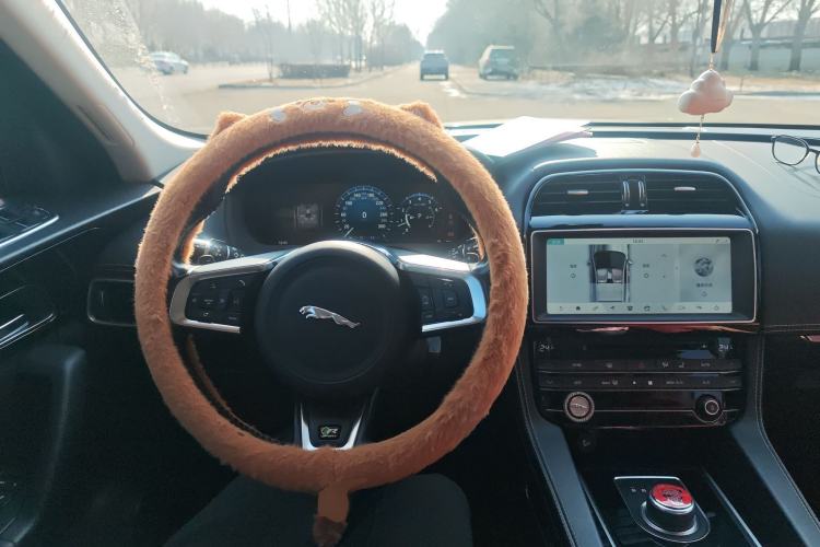 Used Jaguar F-PACE 2016 2.0T Two-Wheel-Drive R-Sport Sport Edition