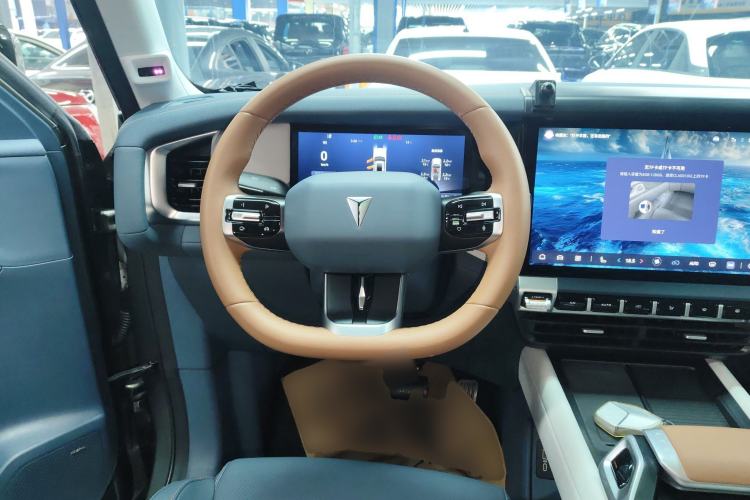 Used  G318 2024 Four-Wheel-Drive Air Suspension Model
