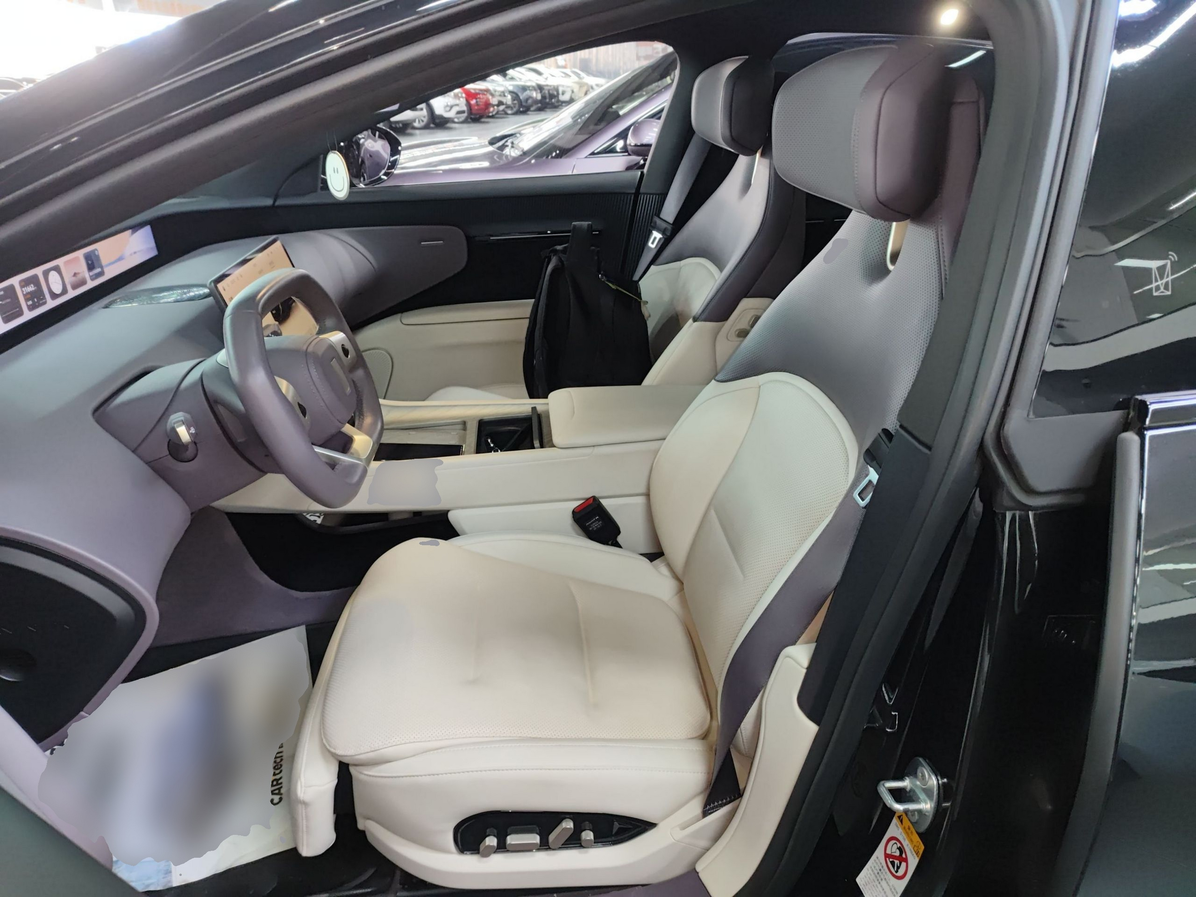 المقاعد الأمامية داخل السيارة