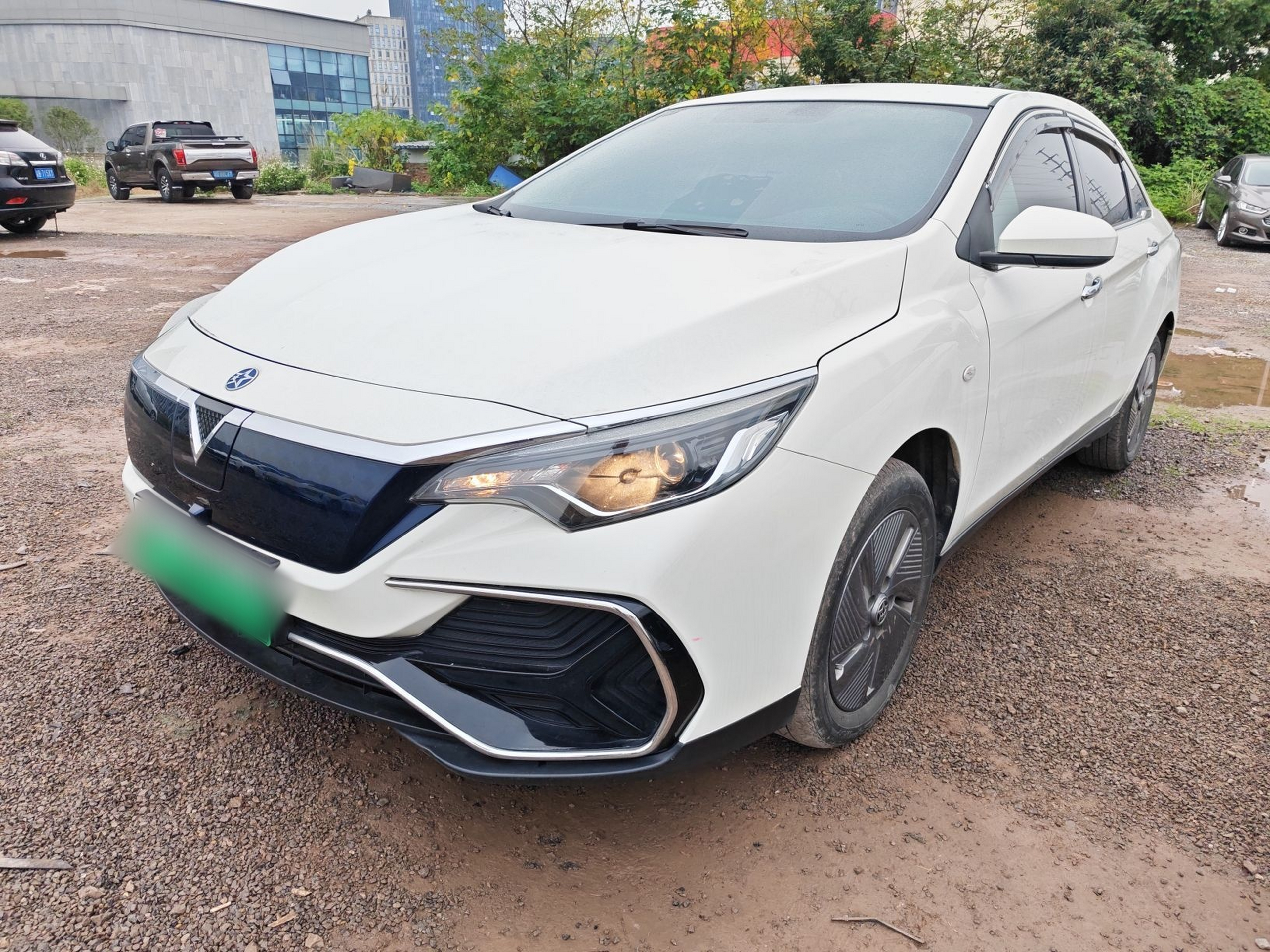 Под передней частью автомобиля