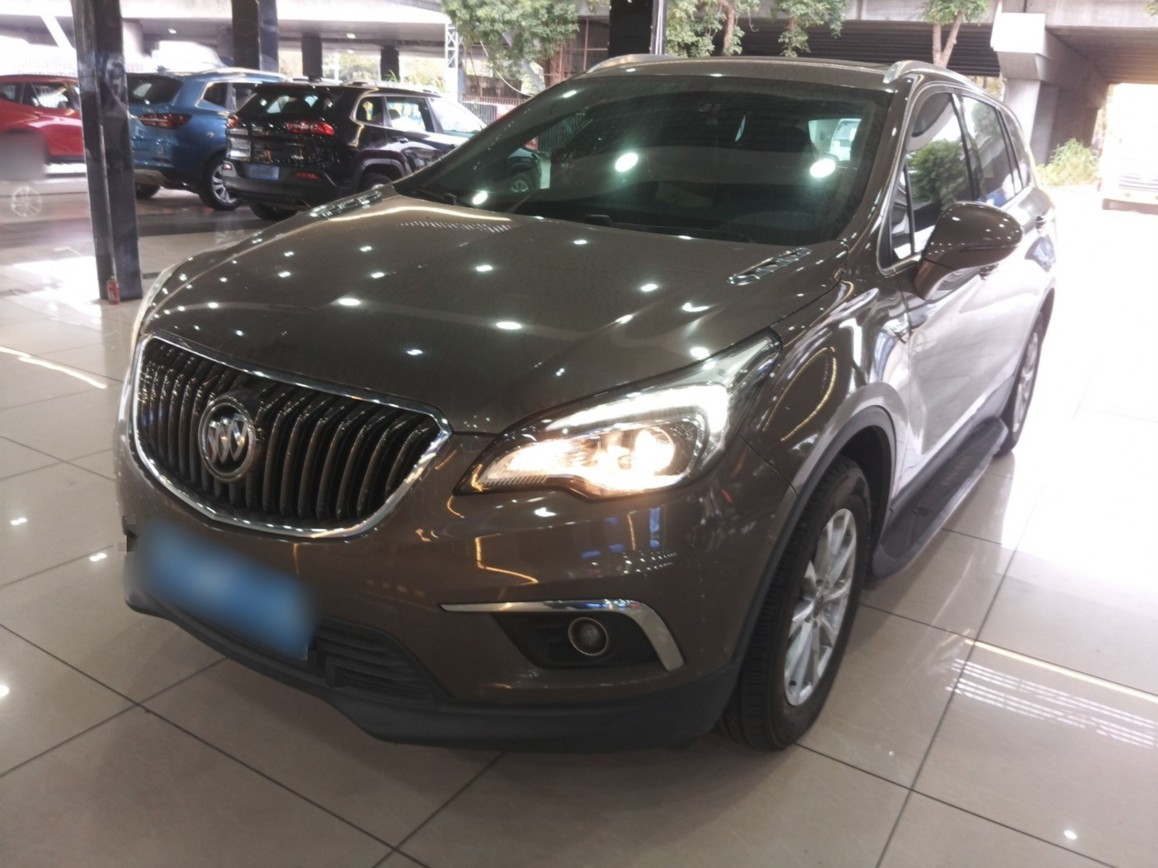 Под передней частью автомобиля