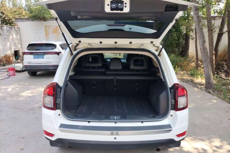 Used  Compass 2015 2.0L Two-Wheel Drive Luxury Edition