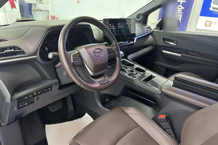 Used Toyota Sienna 2021 2.5L Hybrid Platinum Edition