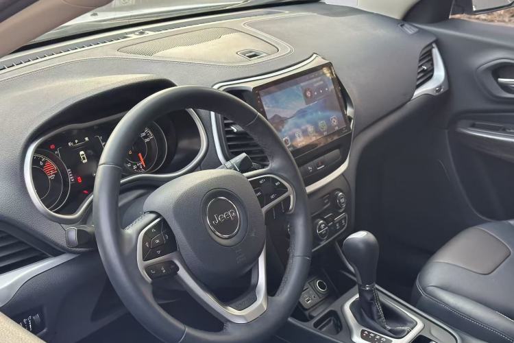 Used  Cherokee 2017 2.4L Leading Edition