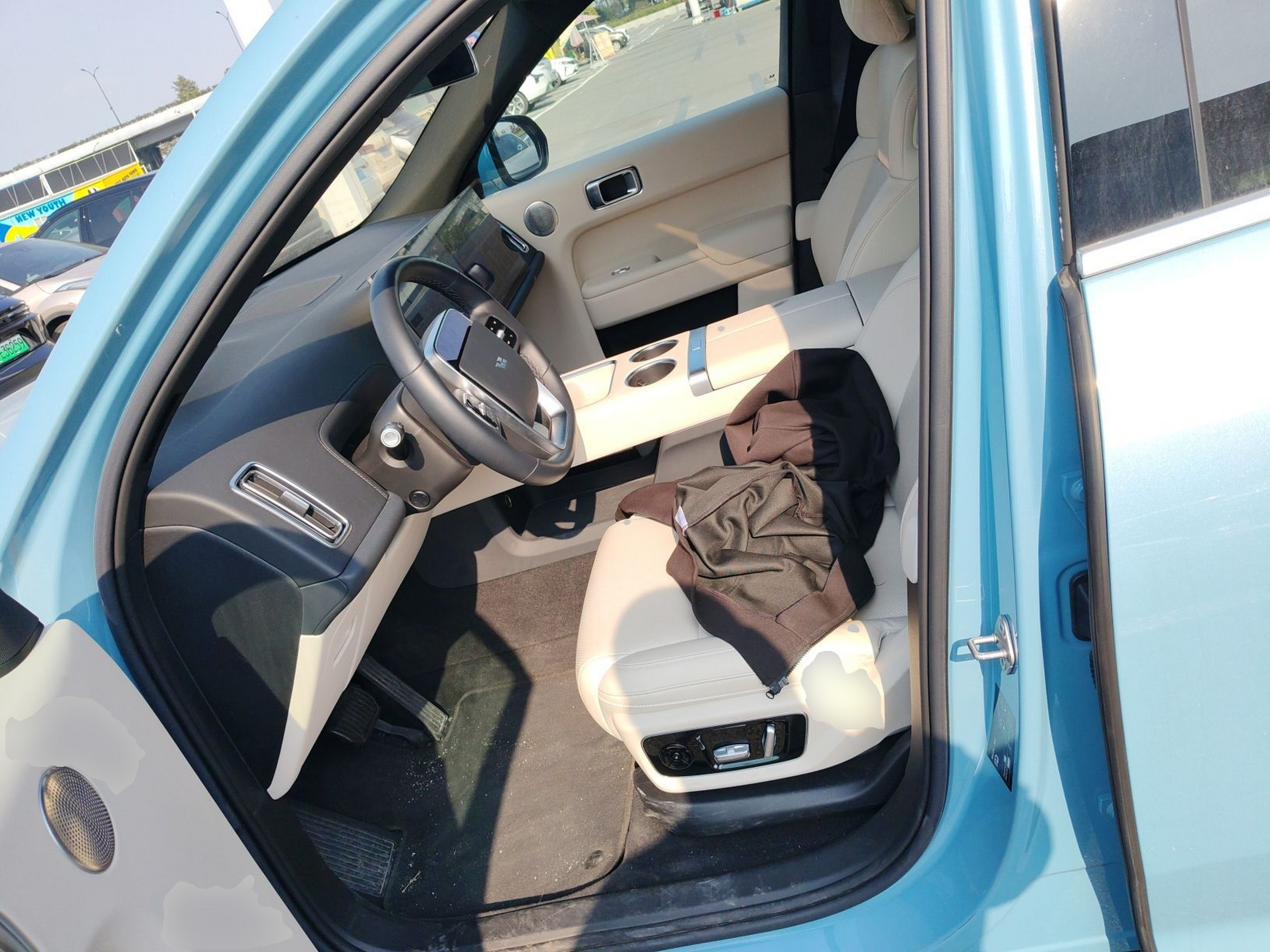 المقاعد الأمامية داخل السيارة