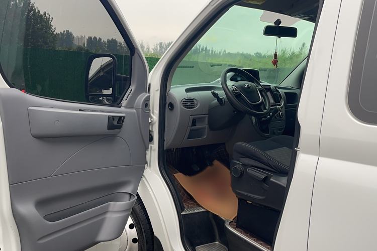 Used SAIC MAXUS Xintu V80 2019 2.5T Classic Version 6-Speed Manual Extended Wheelbase Mid-Roof Design 9-Seater
