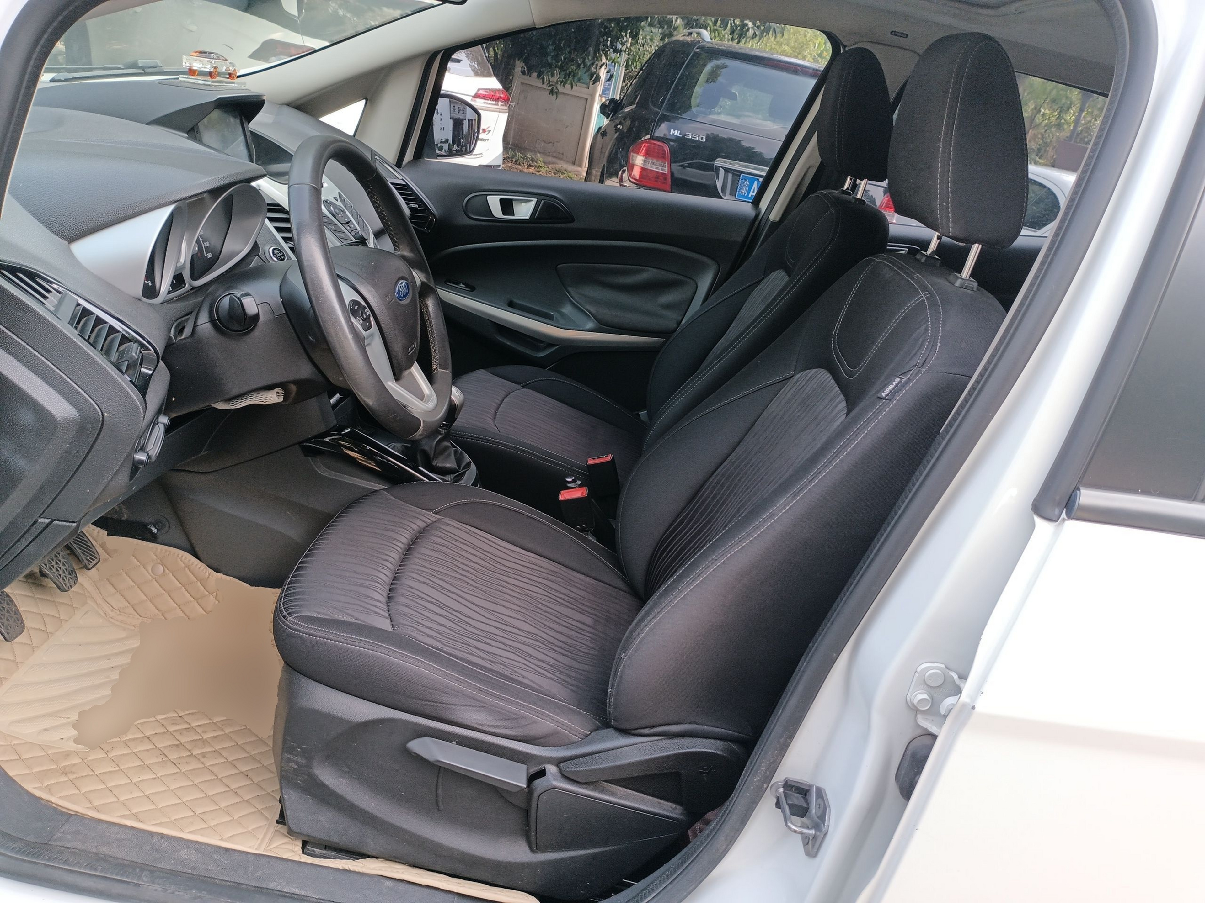 Переднее сиденье в автомобиле