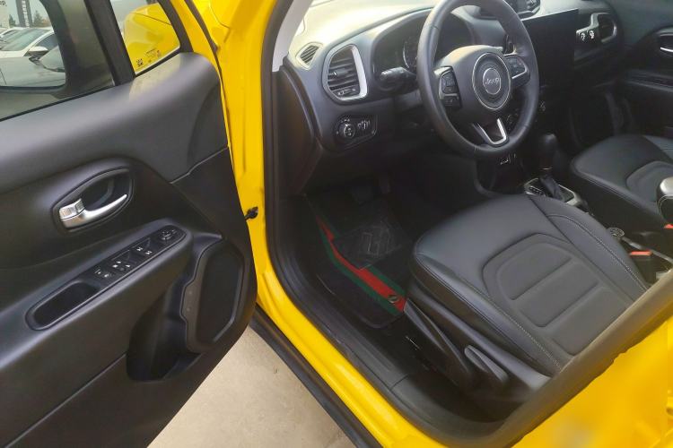 Used  Renegade 2019 220T Automatic Elite Edition
