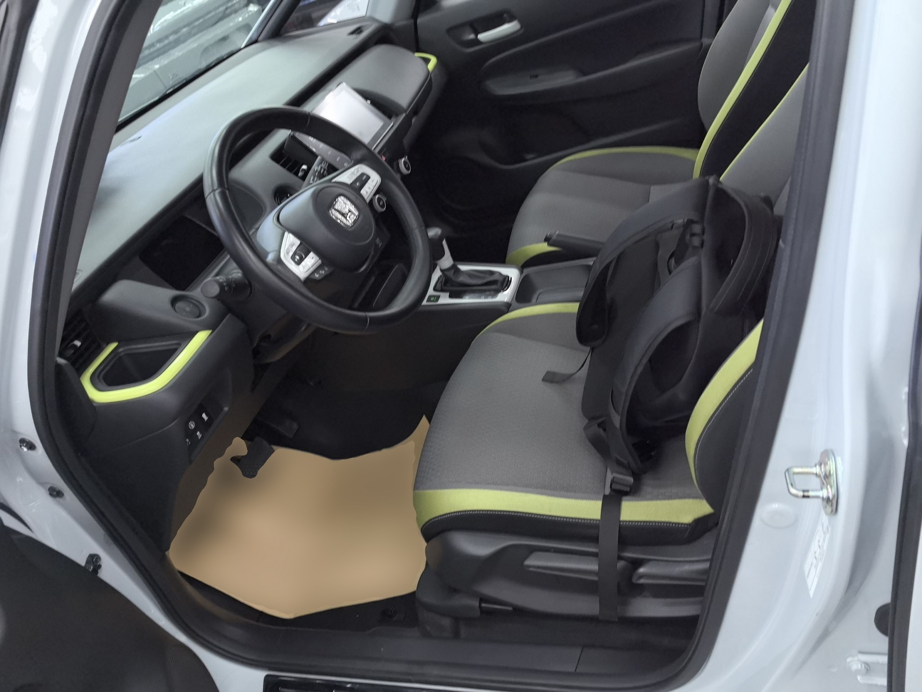 Переднее сиденье в автомобиле