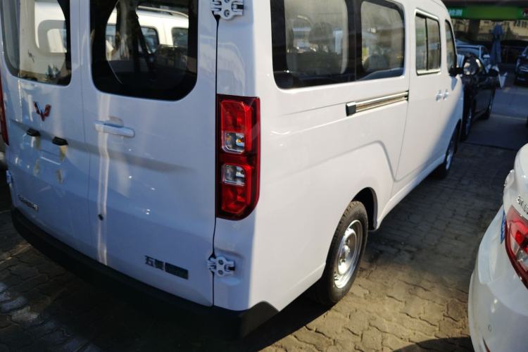 Used Wuling Yangguang 2024 300KM Comfort Version Passenger Van 75kW
