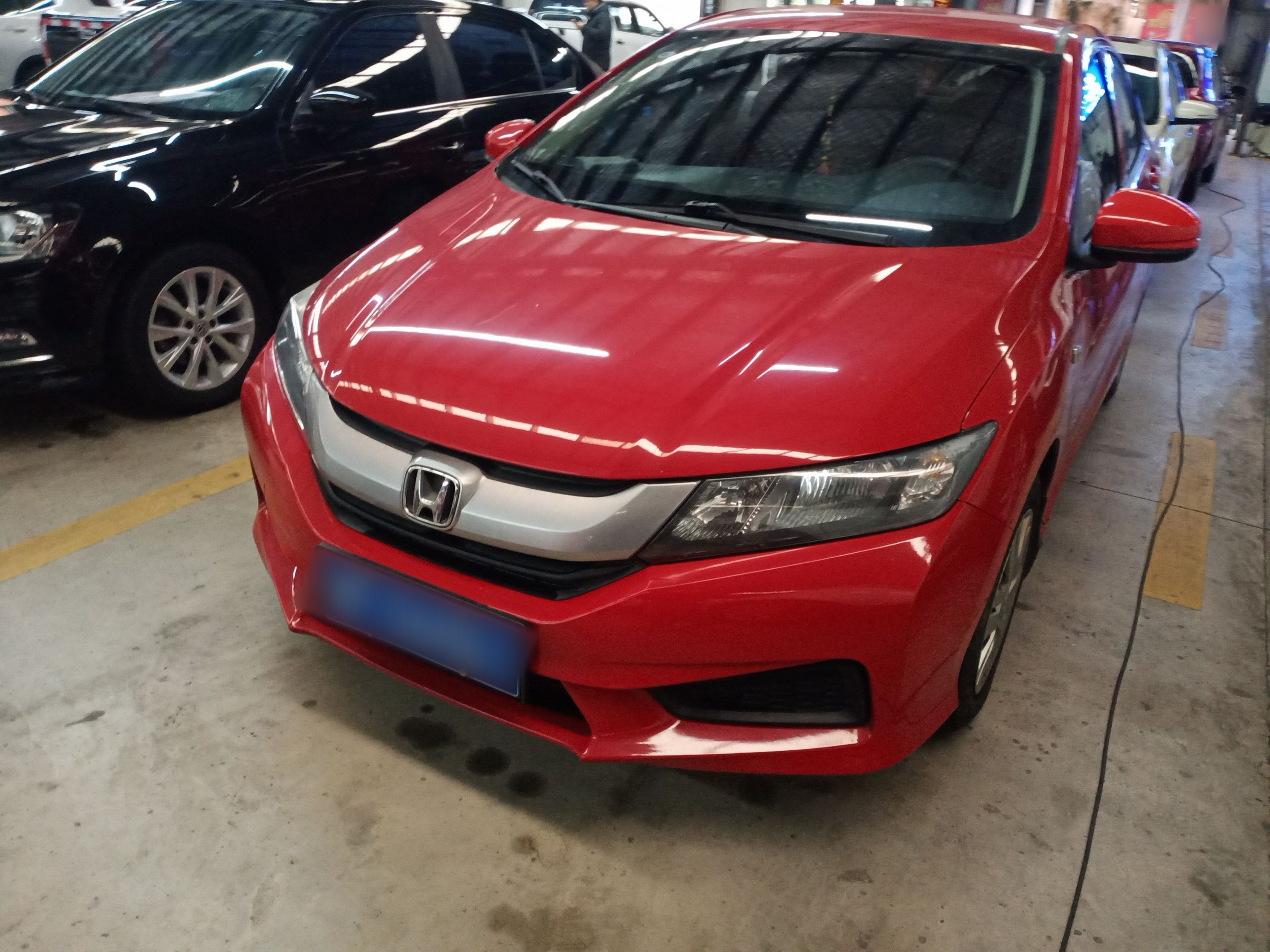 تحت مقدمة السيارة