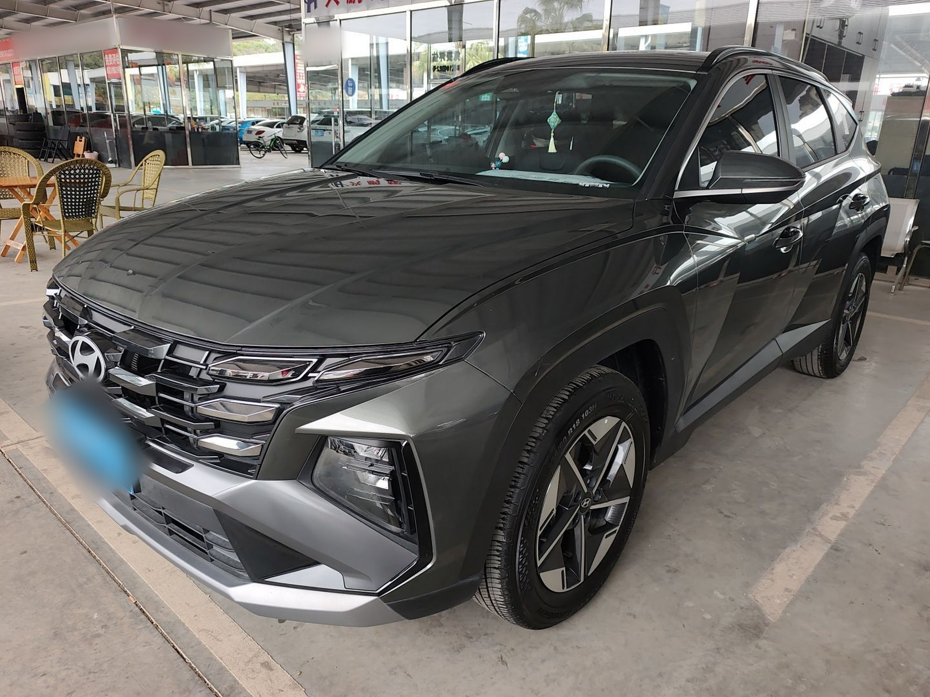 Под передней частью автомобиля