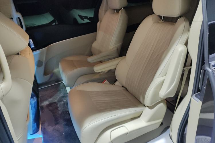 Used Buick GL8 2023 Facelifted Land Cruiser Executive Luxury Version
