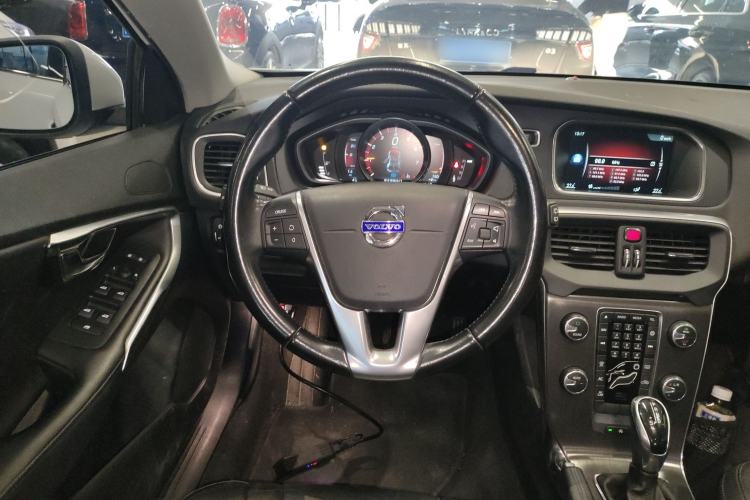 Used Volvo V40 2015 1.6T Zhiyi Edition
