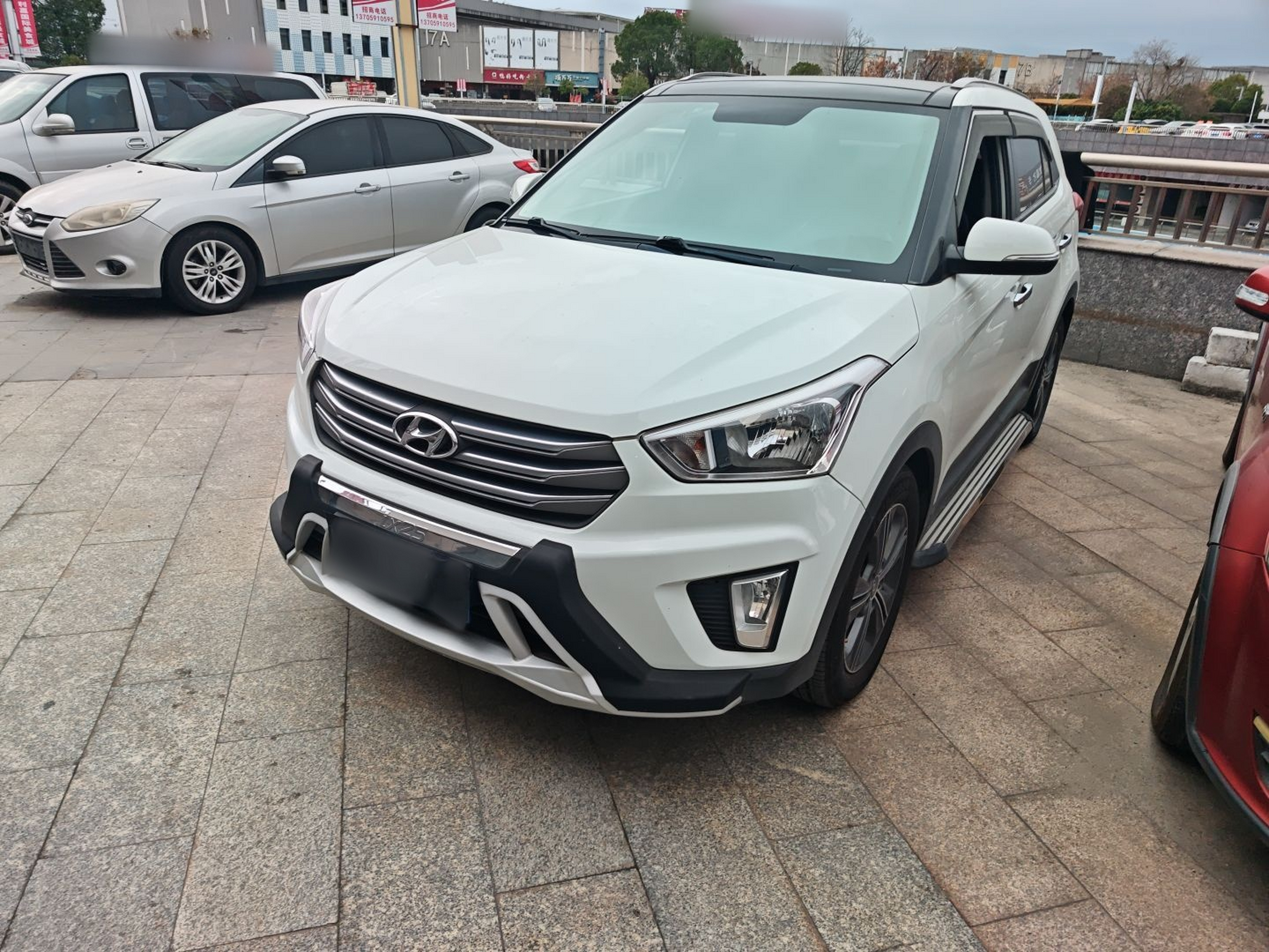 Под передней частью автомобиля