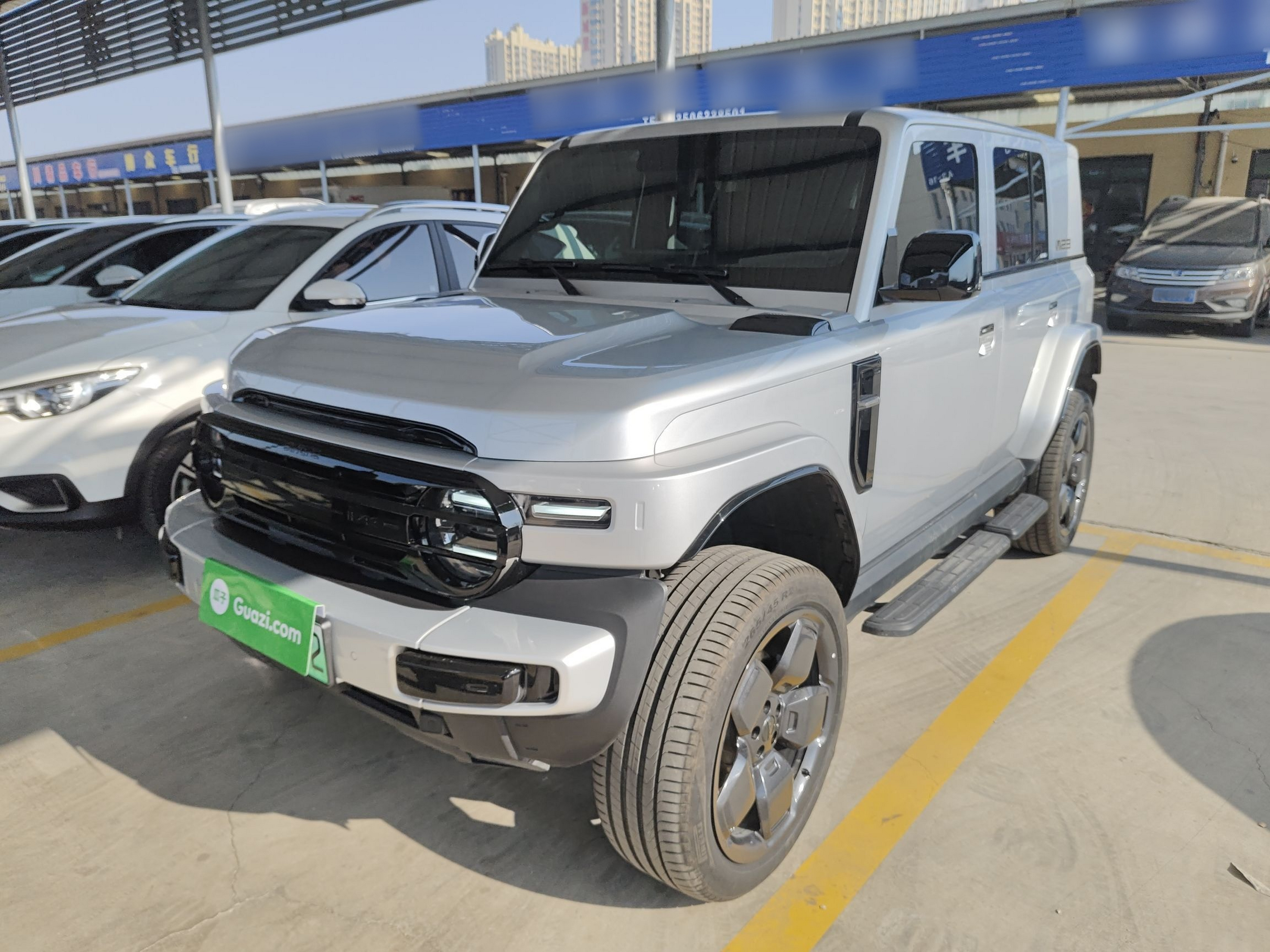 تحت مقدمة السيارة