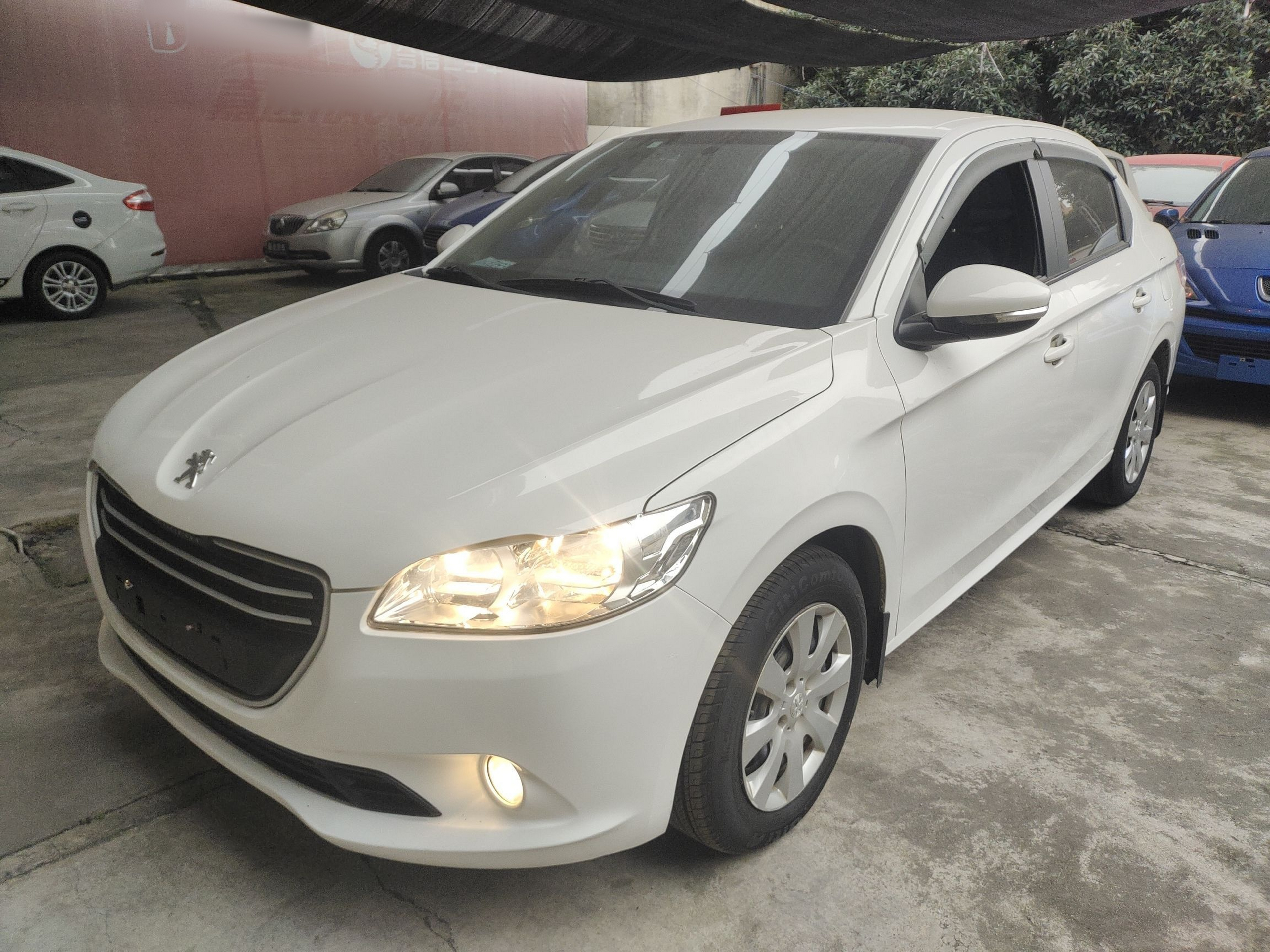 Под передней частью автомобиля