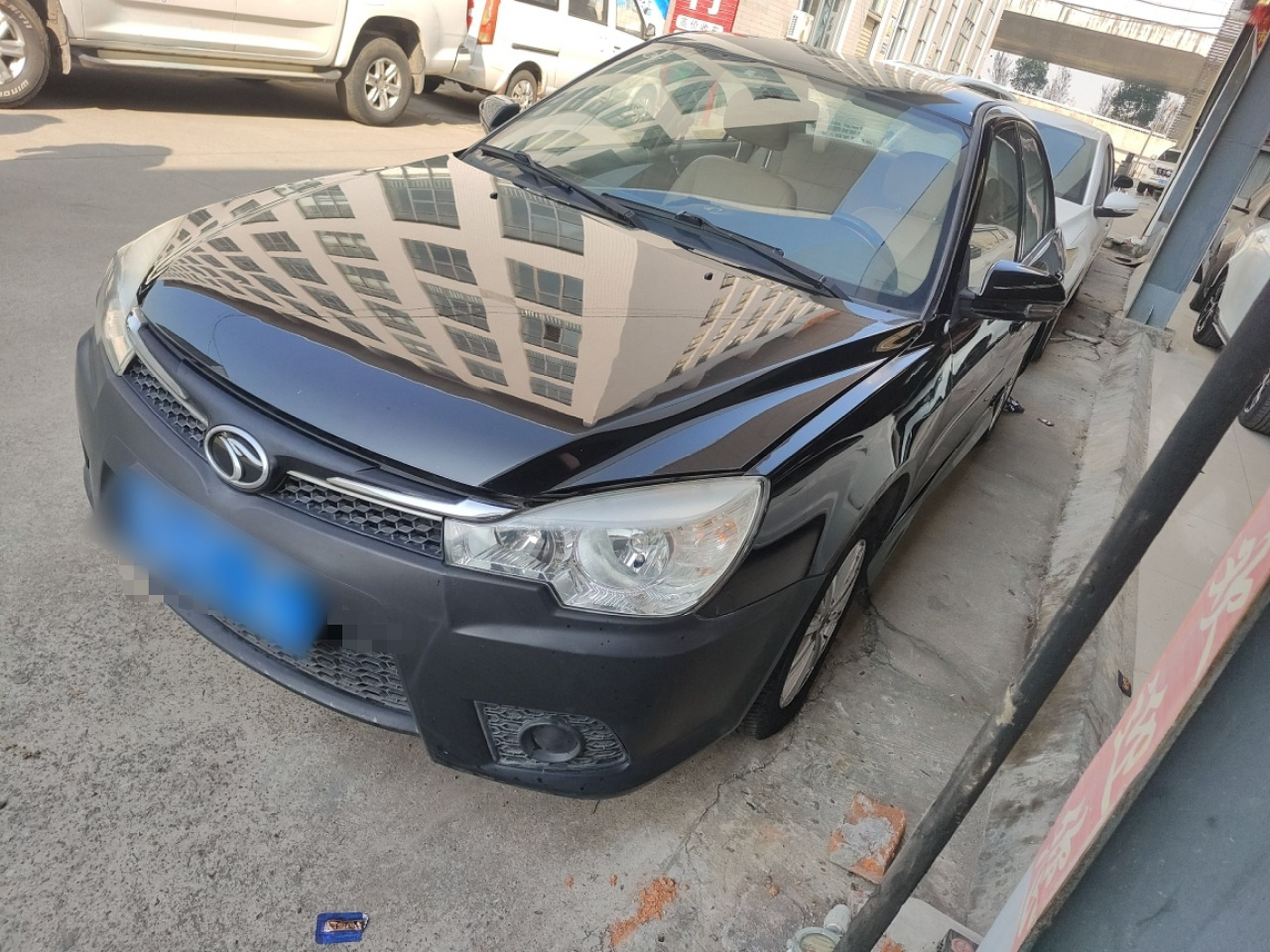 تحت مقدمة السيارة