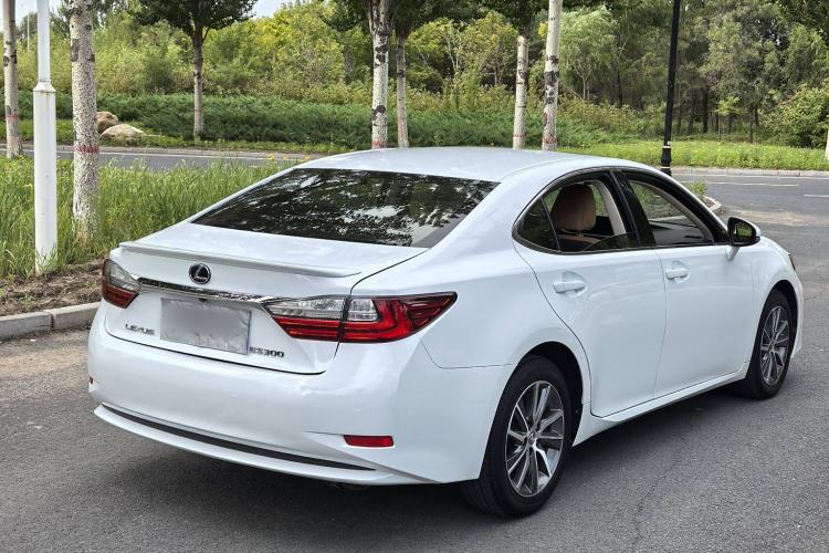 Used Lexus ES 2015 300h Comfort Edition
