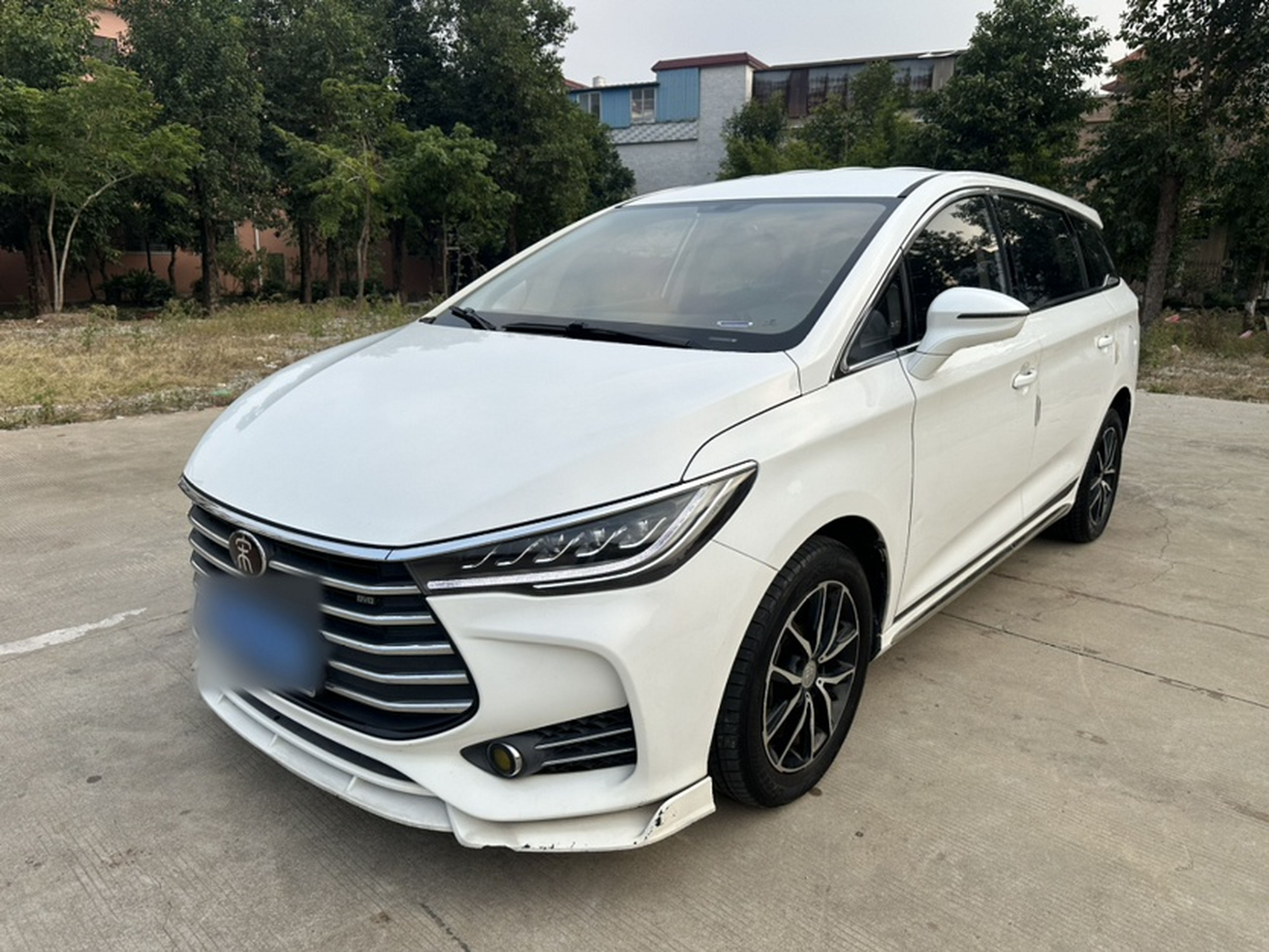 Под передней частью автомобиля