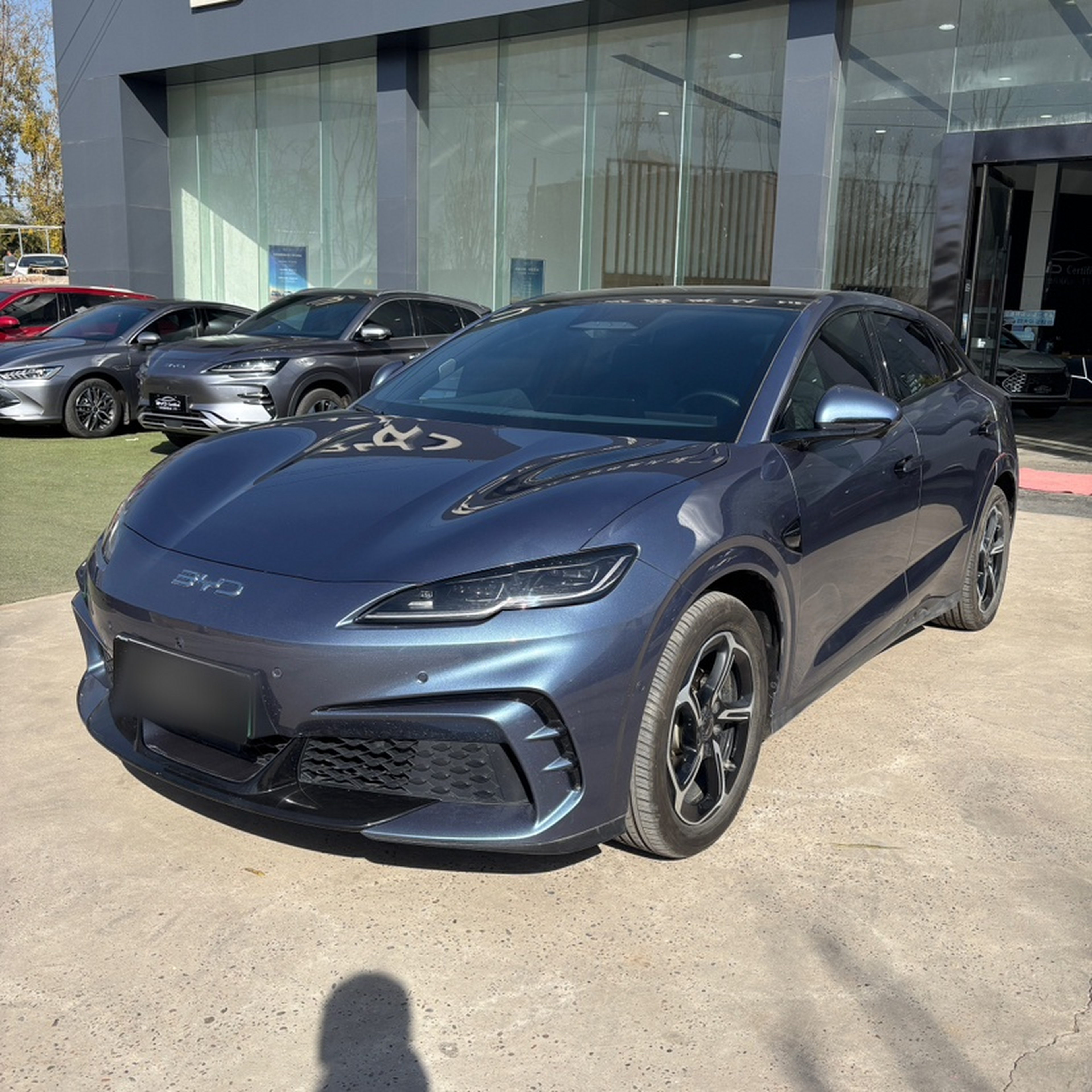 Под передней частью автомобиля