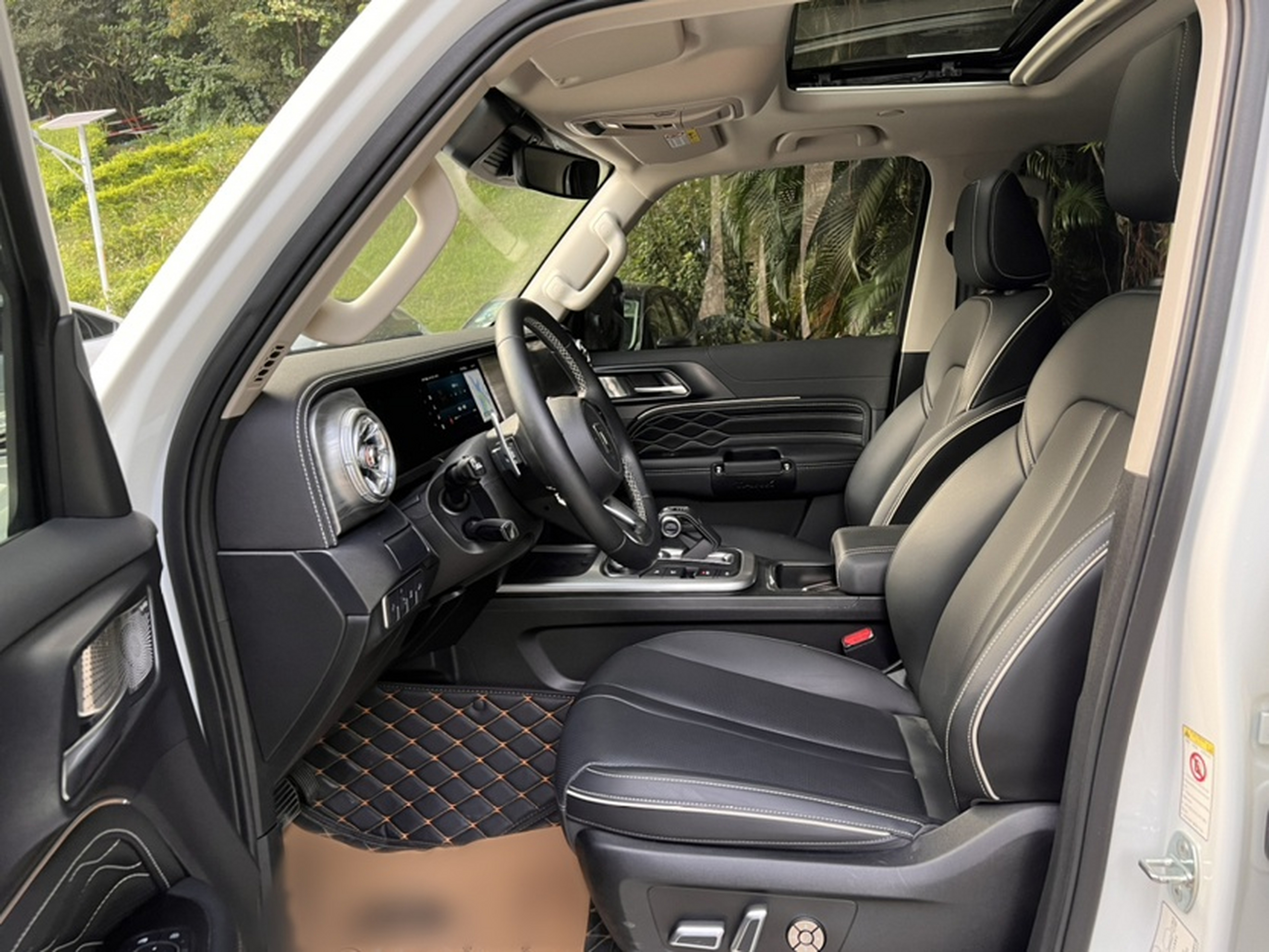 Переднее сиденье в автомобиле