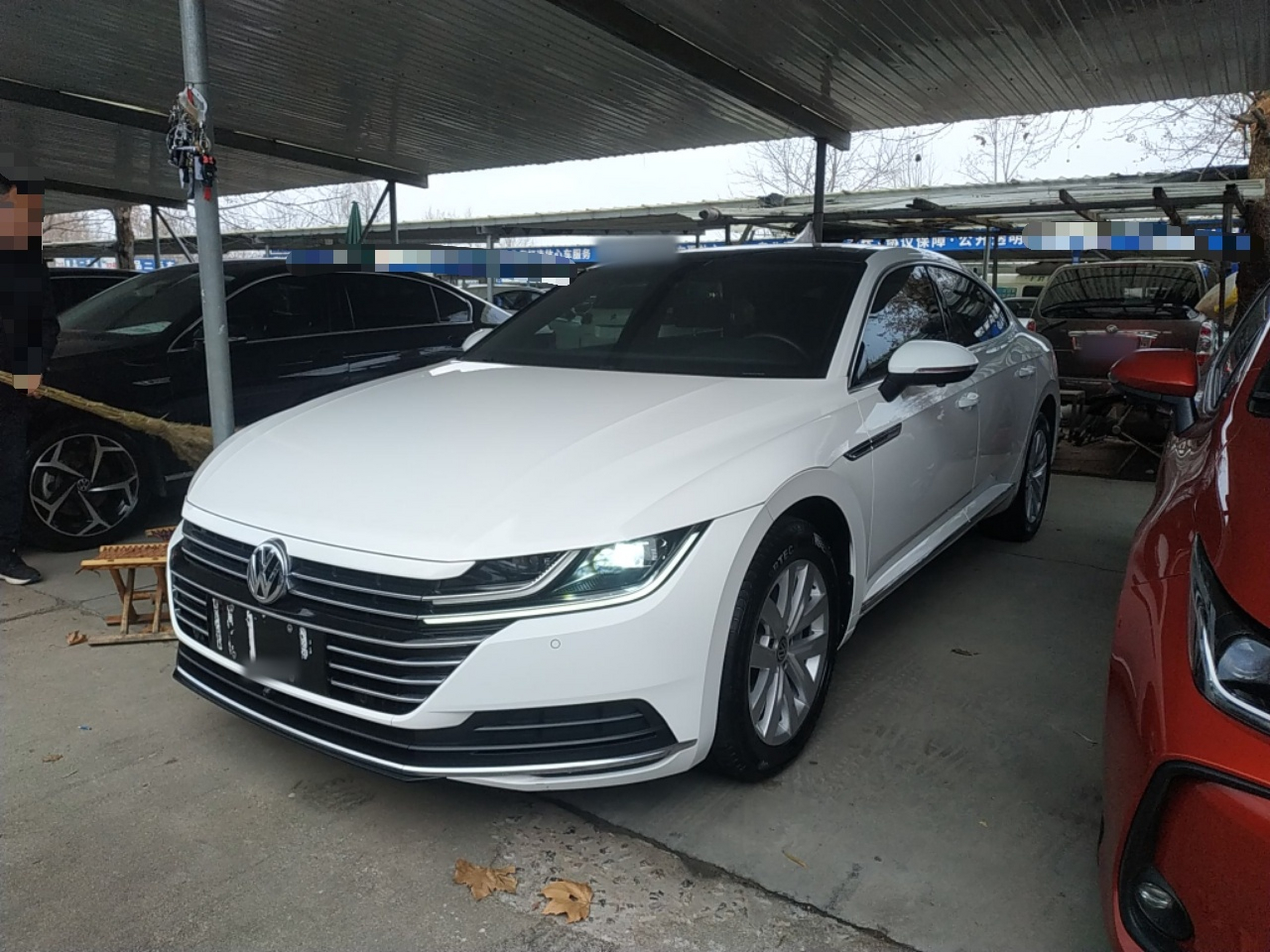 تحت مقدمة السيارة