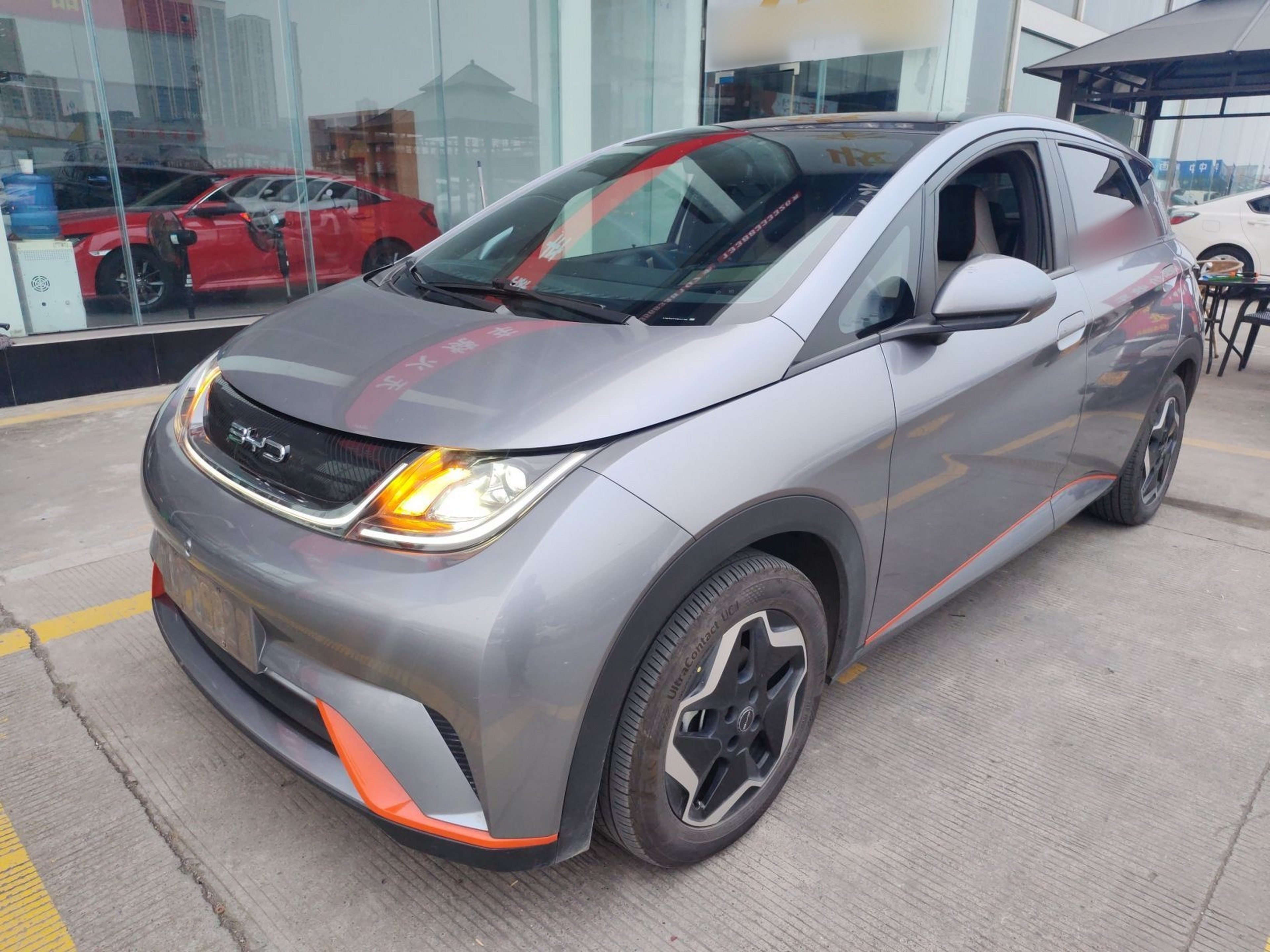 تحت مقدمة السيارة