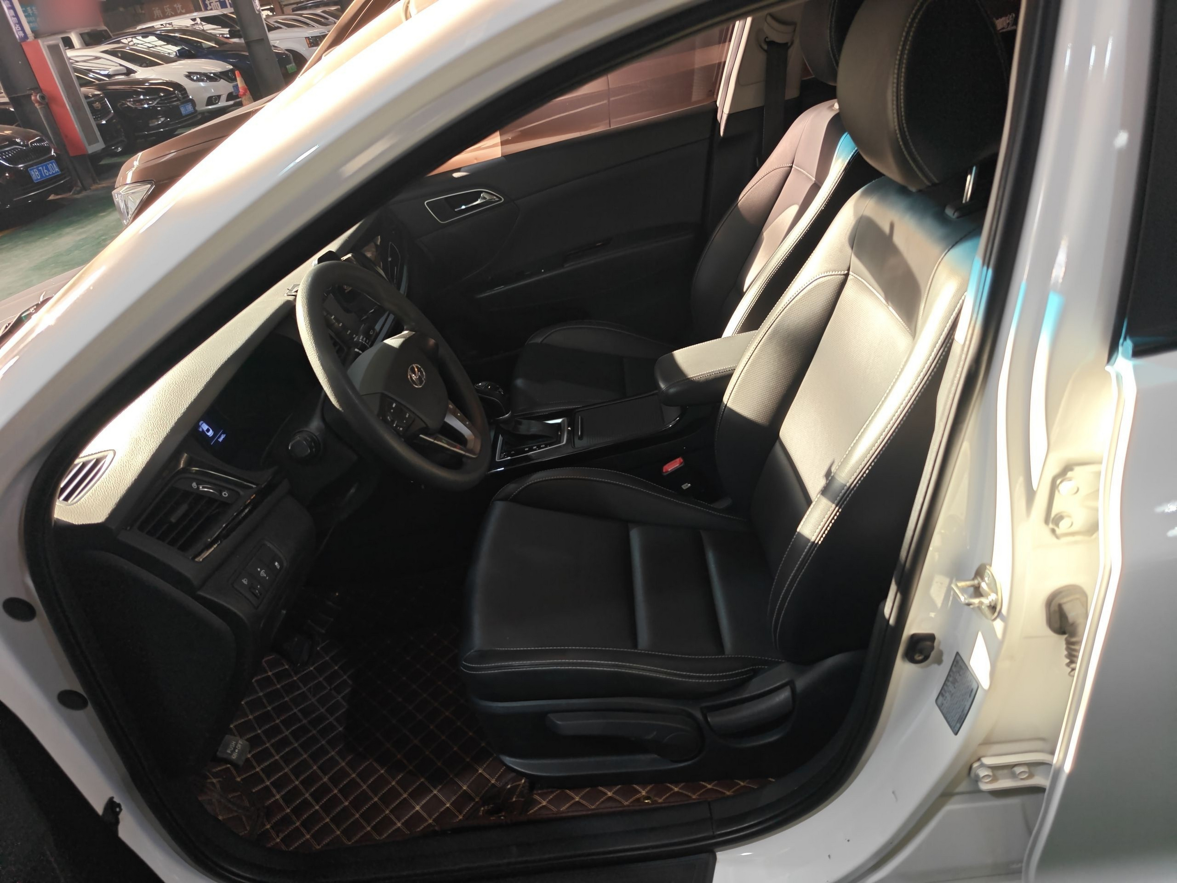 Переднее сиденье в автомобиле