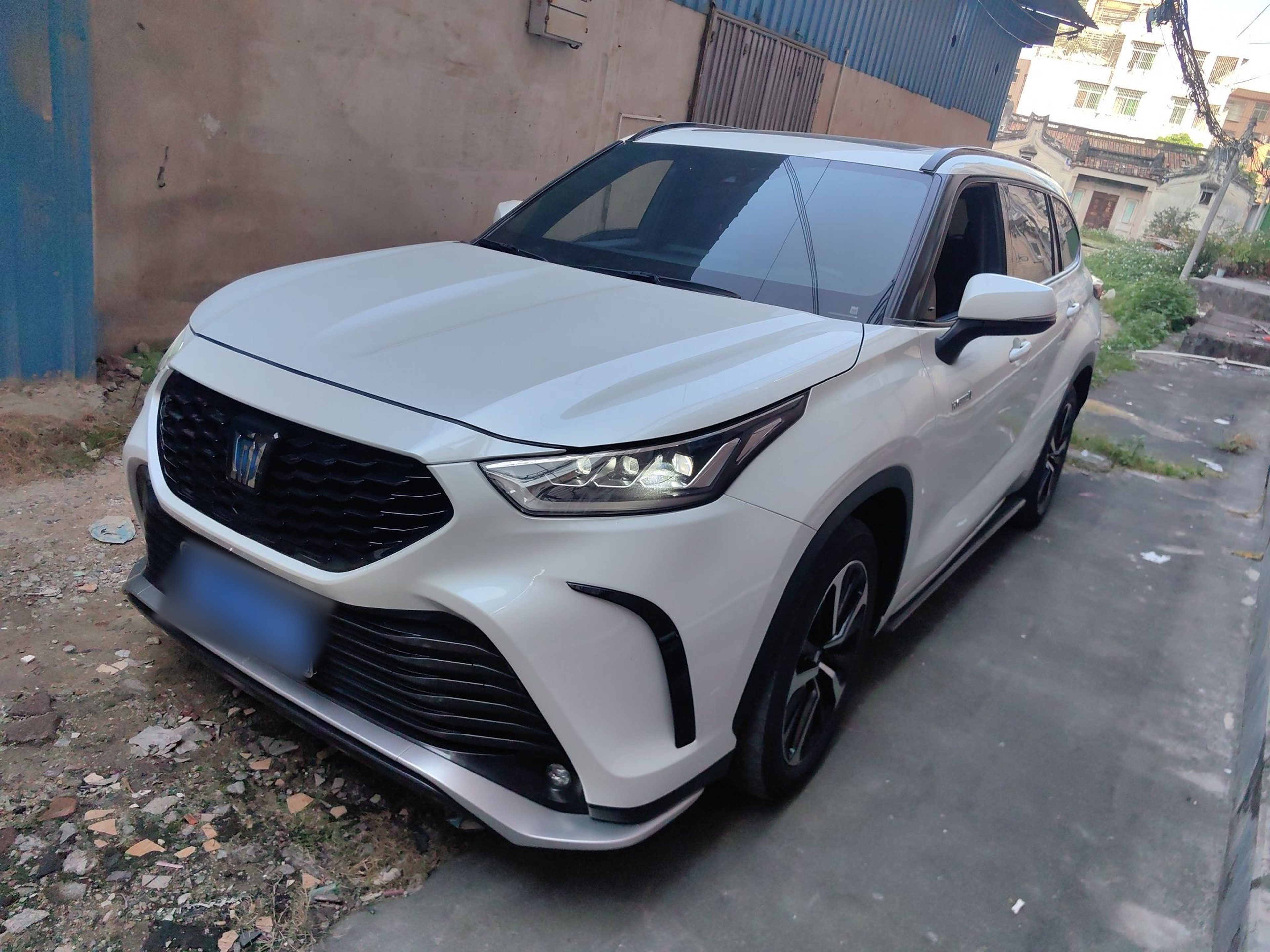 تحت مقدمة السيارة