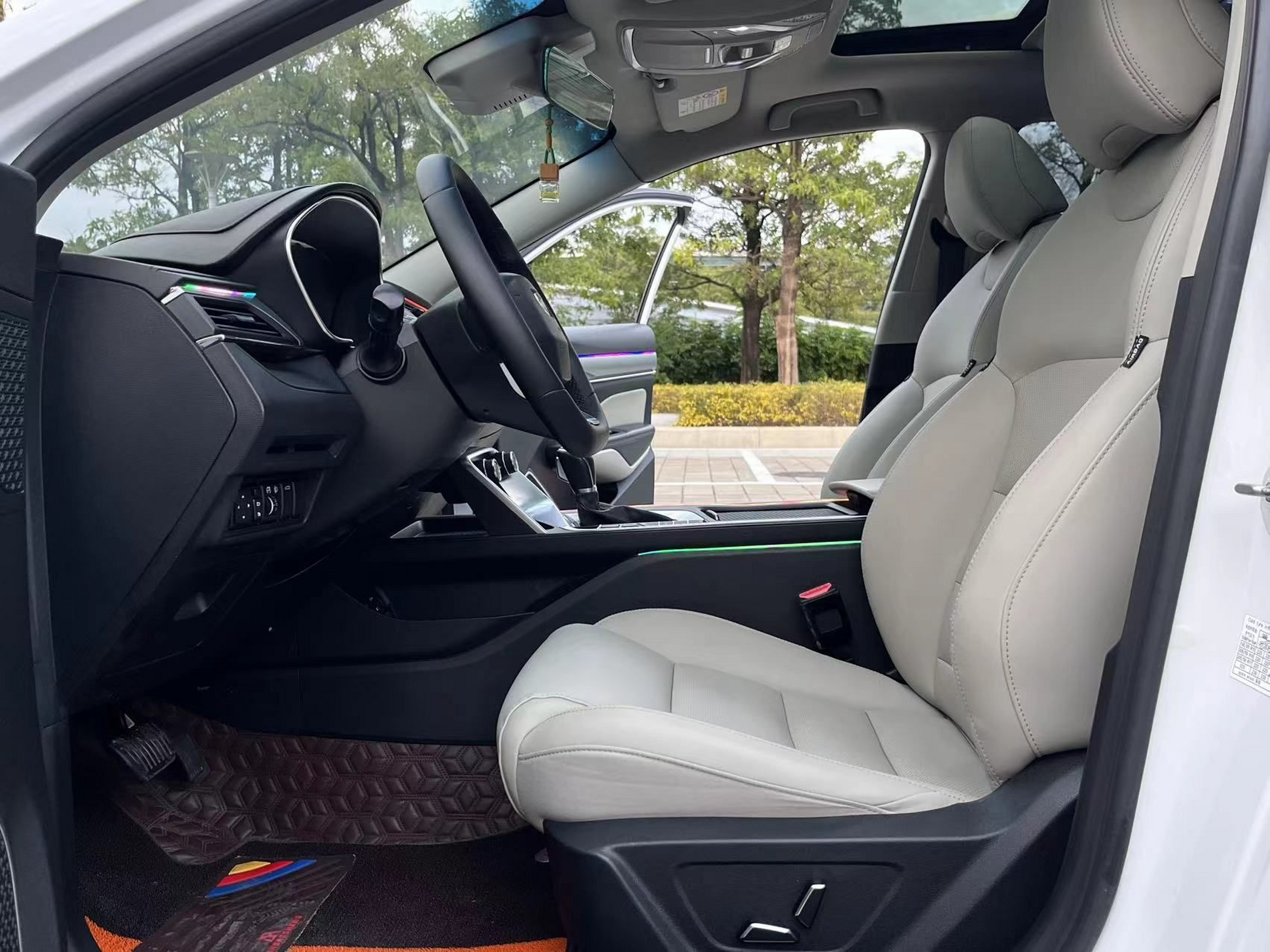 المقاعد الأمامية داخل السيارة