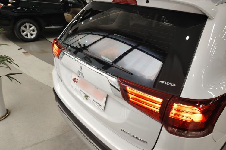 Used Mitsubishi Outlander 2019 2.4L 4x4 Zhi Xiang Edition 5 Seats China VI Standard
