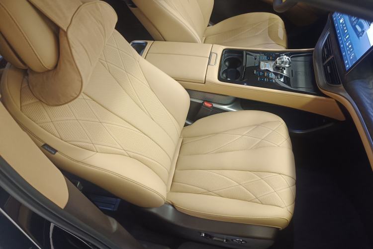 Used Denza D9 2025 DM-i Smart Drive 1020 Four-Wheel Drive Premium Model
