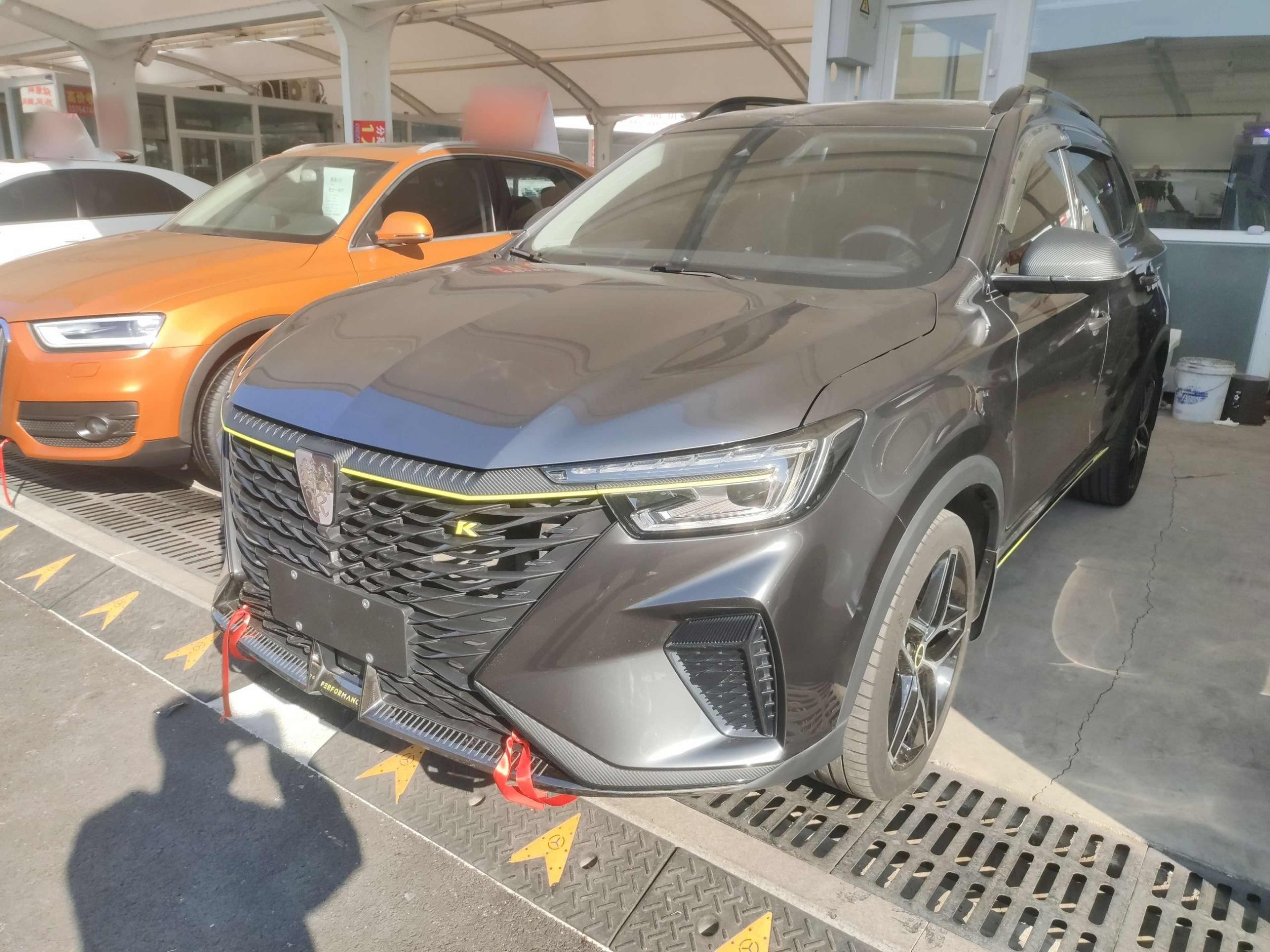 Под передней частью автомобиля