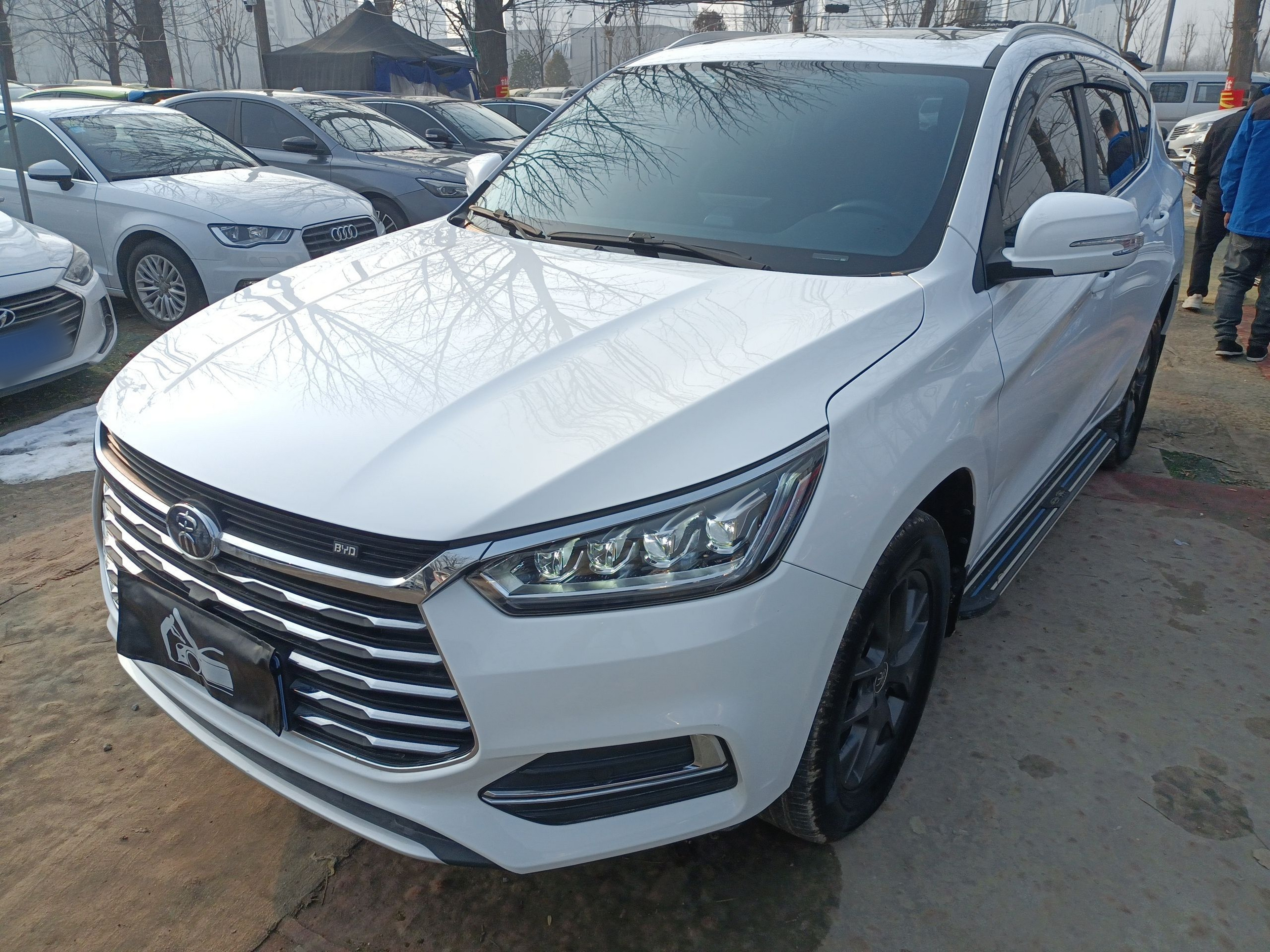 Под передней частью автомобиля