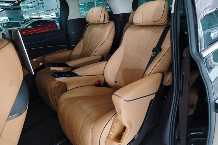 Used Denza D9 2024 DM-i 980 Four-Wheel Drive Flagship Model
