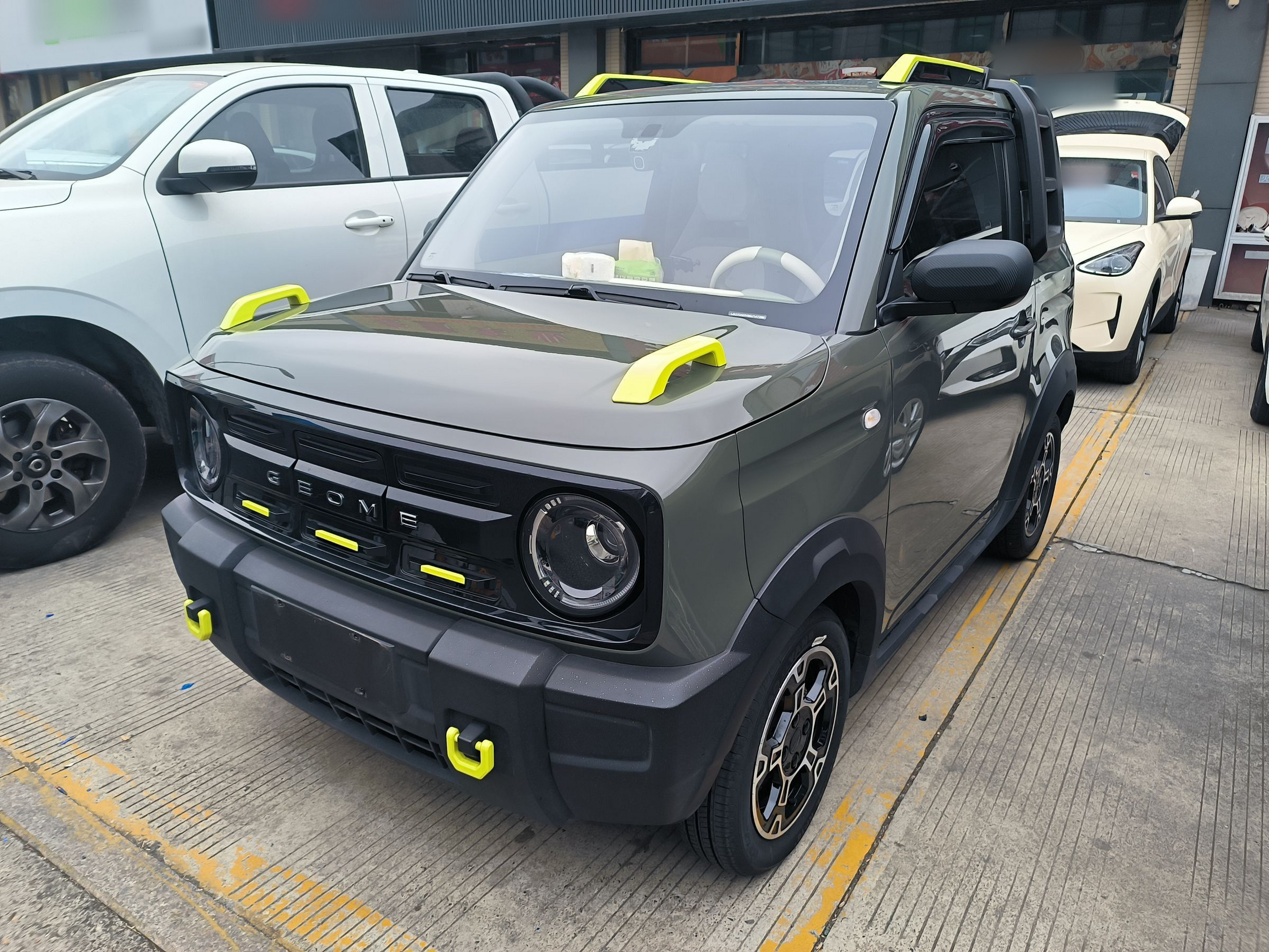 Под передней частью автомобиля