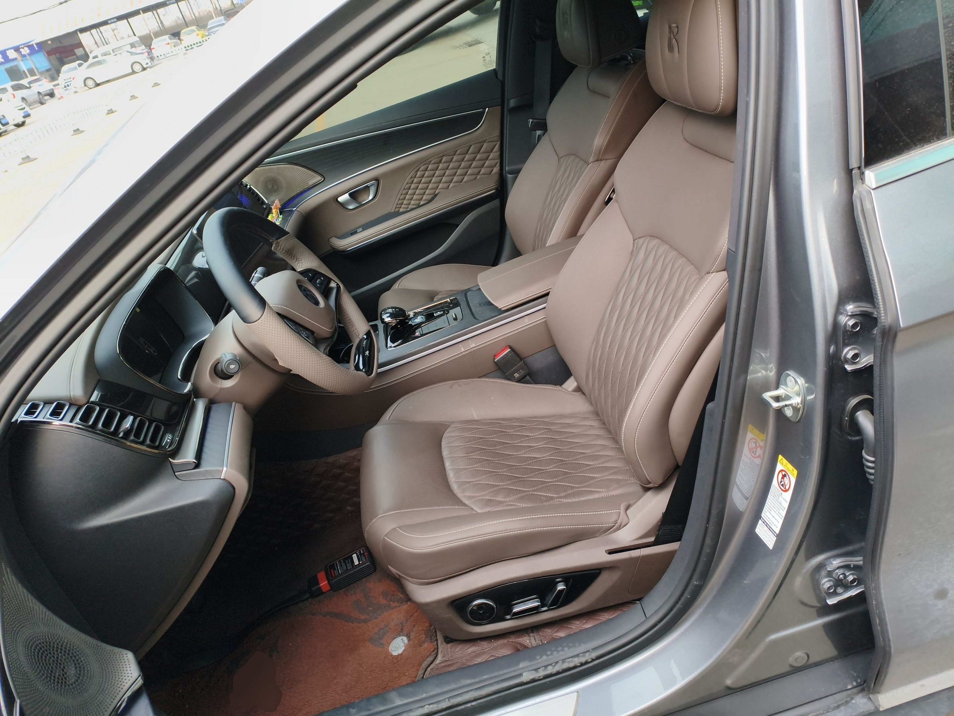 Переднее сиденье в автомобиле