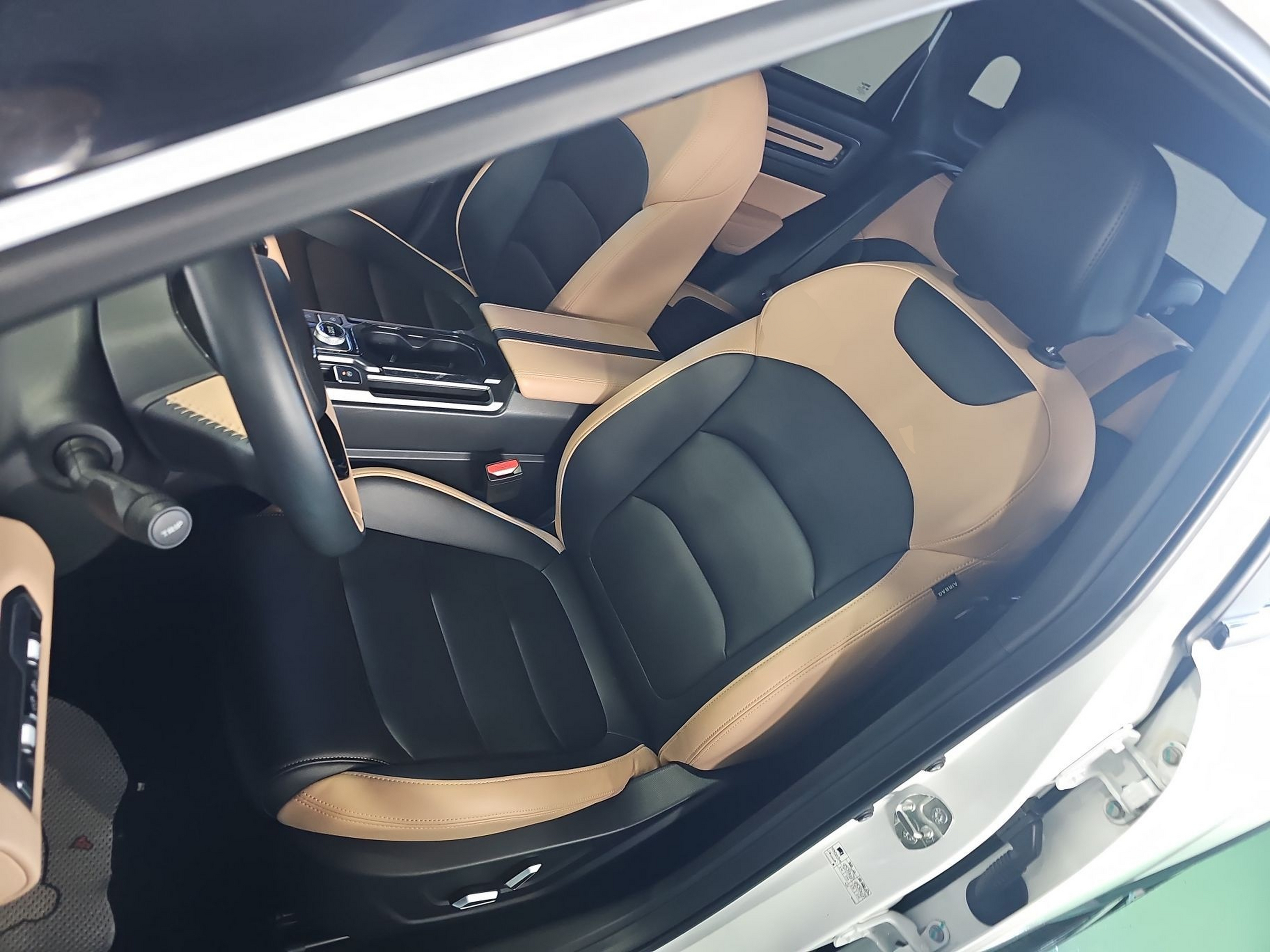 Переднее сиденье в автомобиле