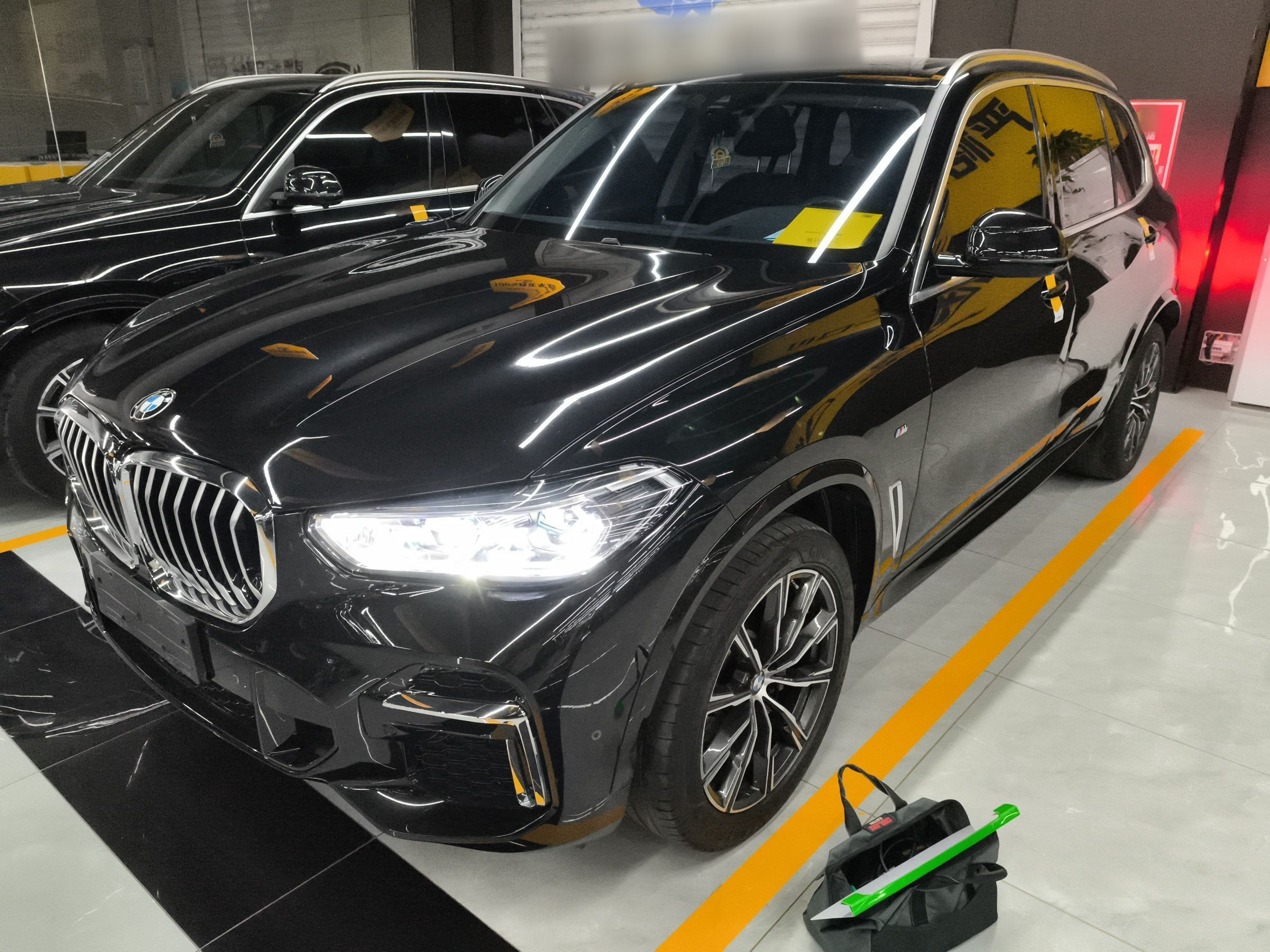 Под передней частью автомобиля