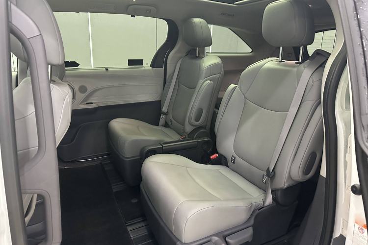 Used Toyota Granvia 2023 2.5L Hybrid Luxury Edition
