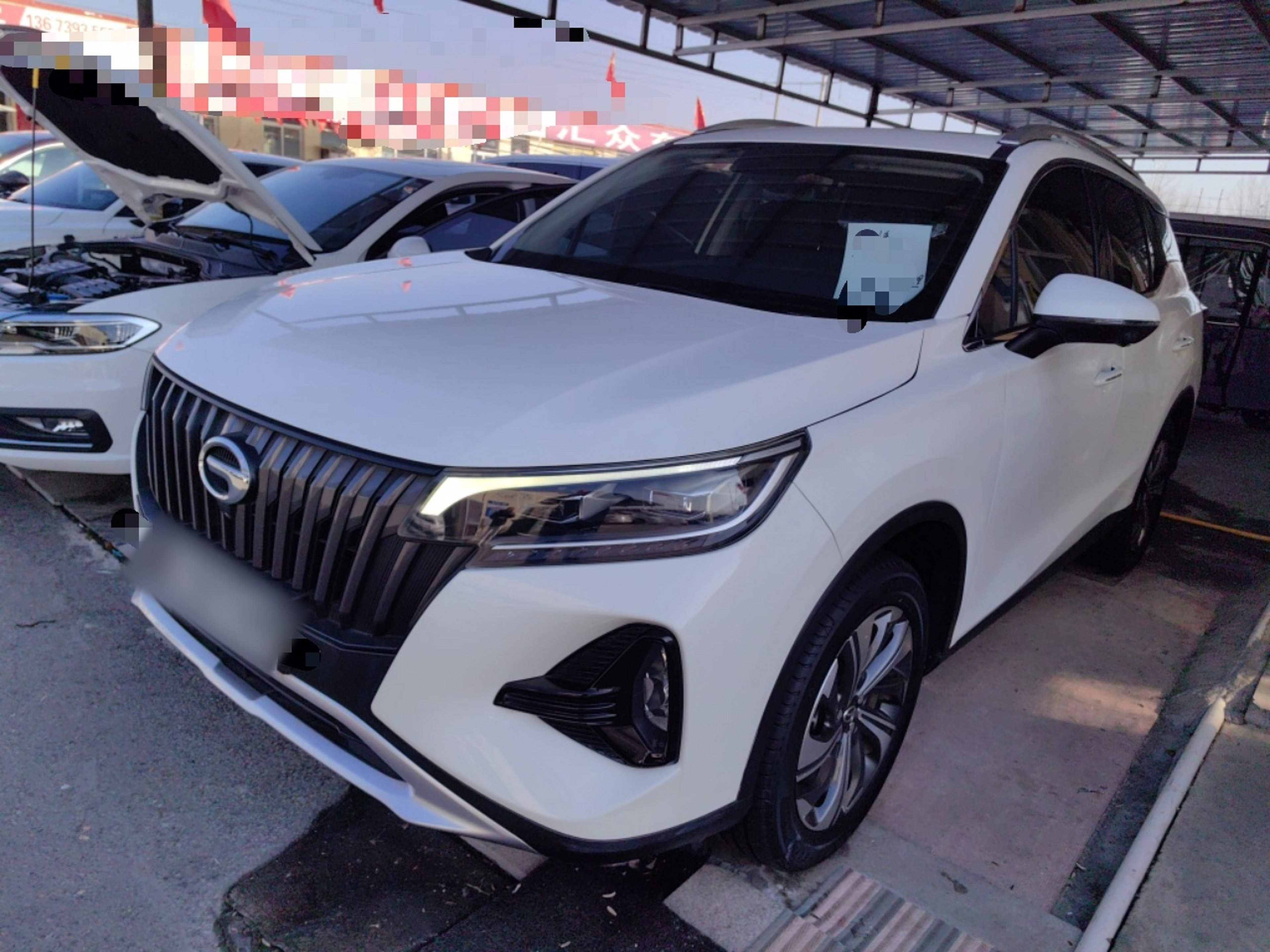 تحت مقدمة السيارة